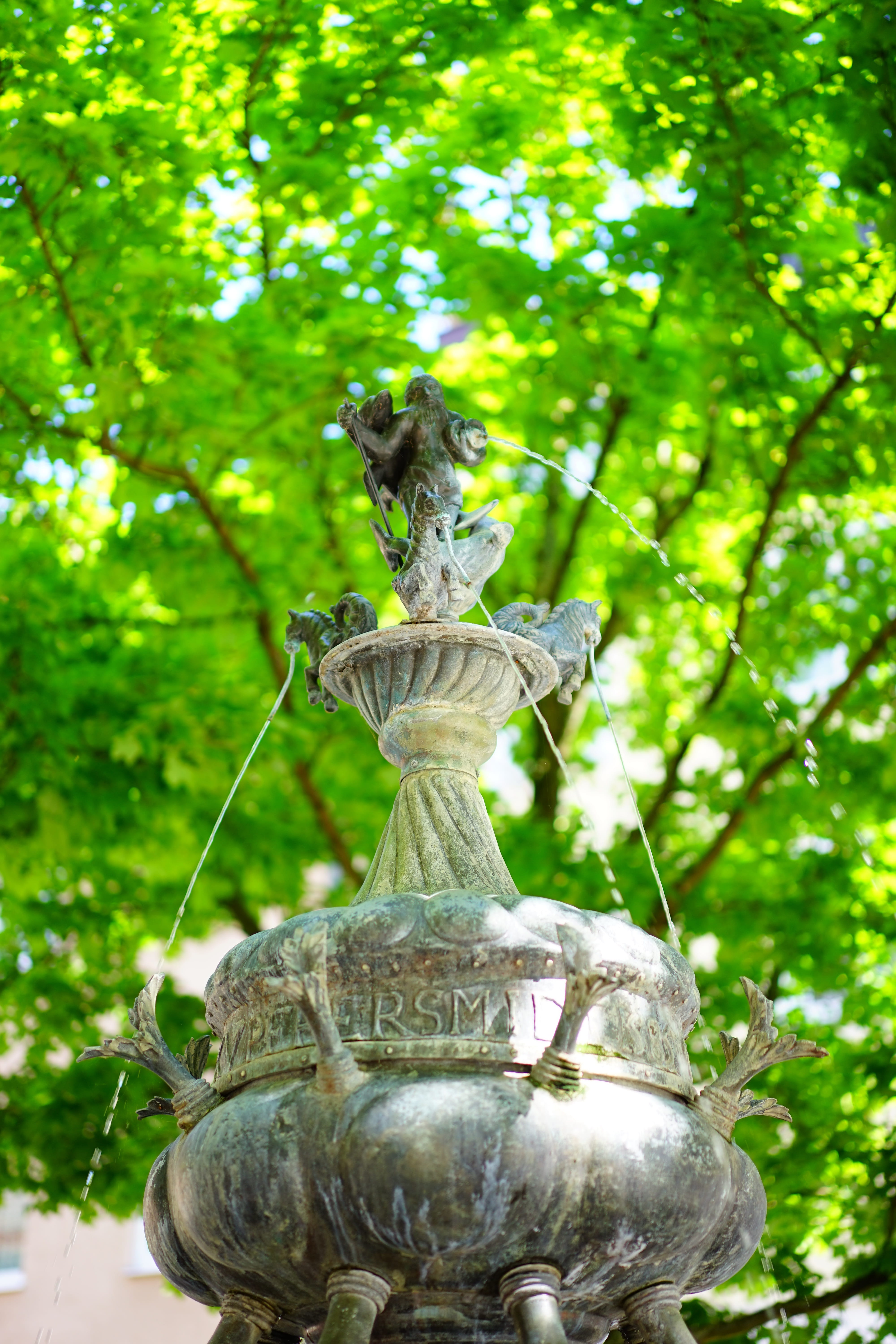 inject, creativity, close-up, figures, cast iron, vertebrate, representation, water jet, ulm, wolfgang neithard, bronze, bronze statue, sculpture, green color, Phone HD Wallpaper