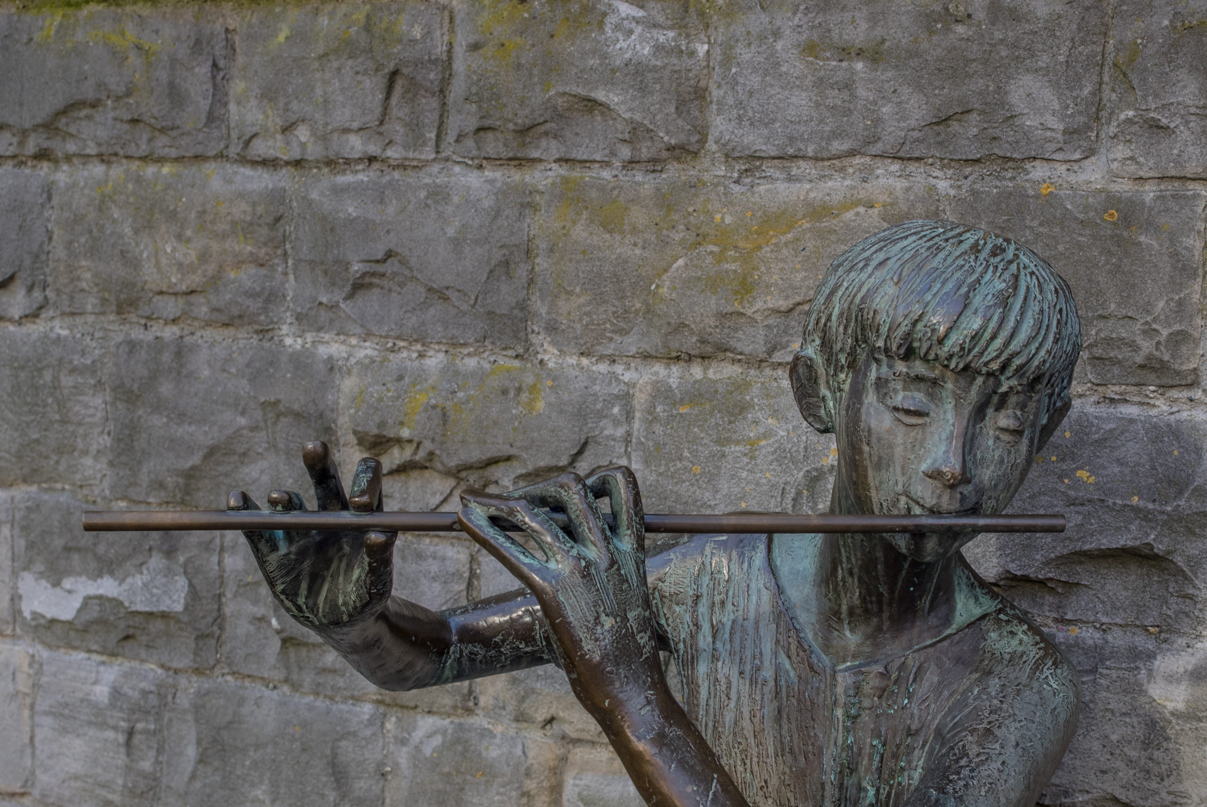 craft, day, 4K, play, carving - craft product, cast, landmark, musician, music, male likeness, sculpture, wall, playing, wall - building feature, musical instrument, HD Wallpaper