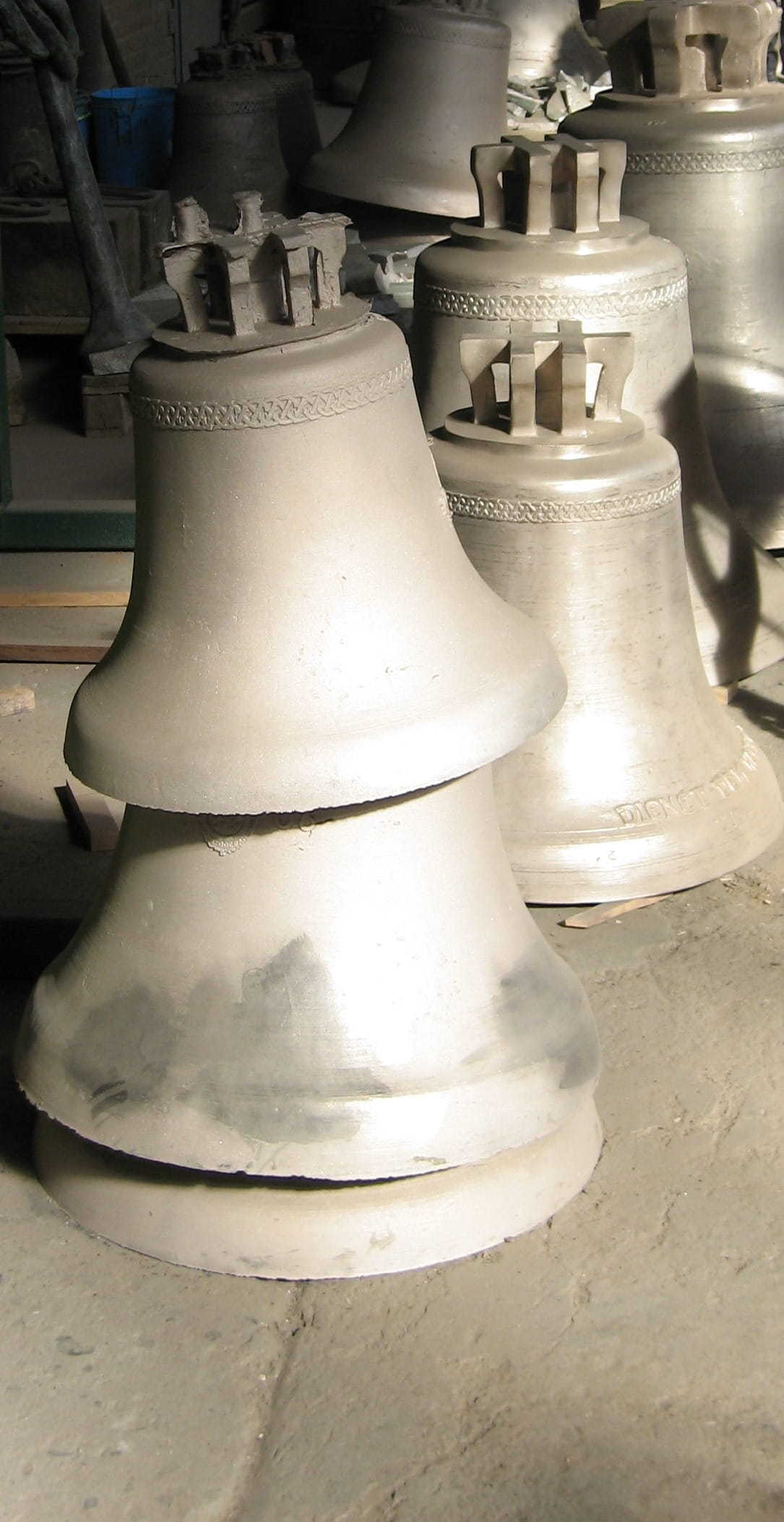 old, indoors, day, focus on foreground, metal, Cast, no people, still life, control, white color, machinery, old-fashioned, art and craft, workshop, close-up, Phone HD Wallpaper