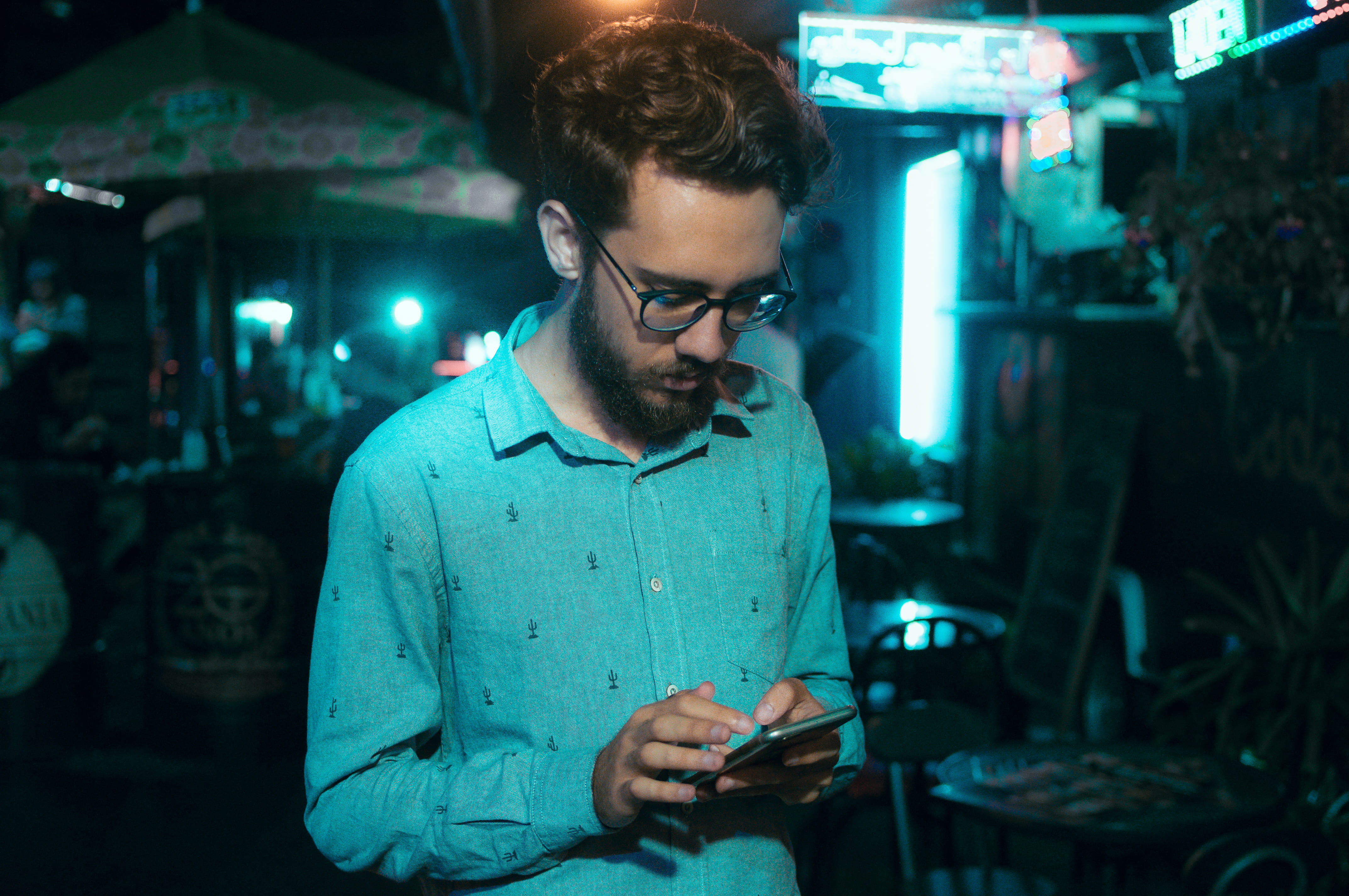 using, 4K, pub, connection, shire, standing, mobile phone, man, adult, night, restaurant, facial hair, phone, bar, communication, technology, smartphone, HD Wallpaper