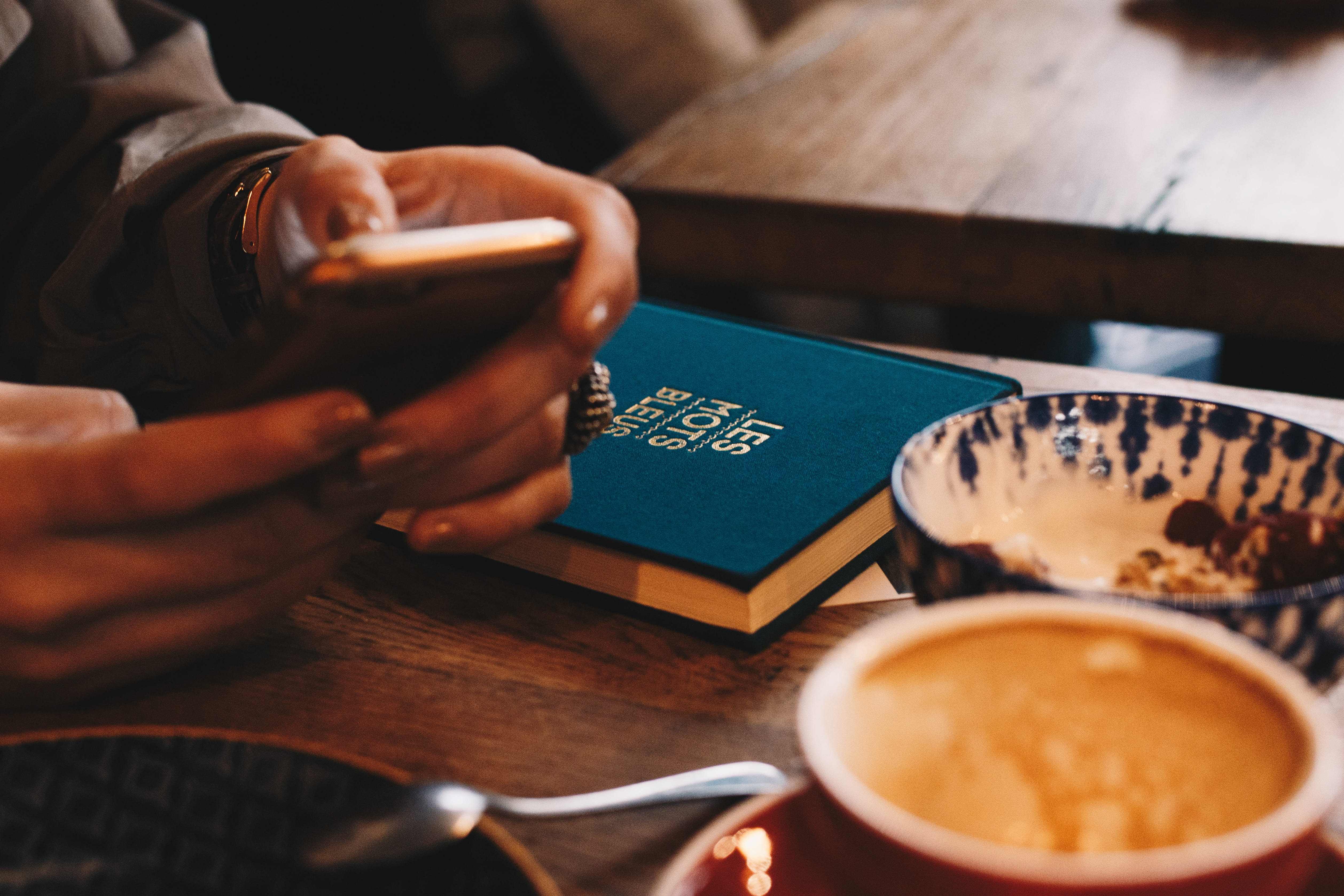 coffee shop, human body part, communication, coffee - drink, person, mug, 4K, latte, france, human hand, coffee, cup, beverage, notebook, saucer, food and drink, HD Wallpaper