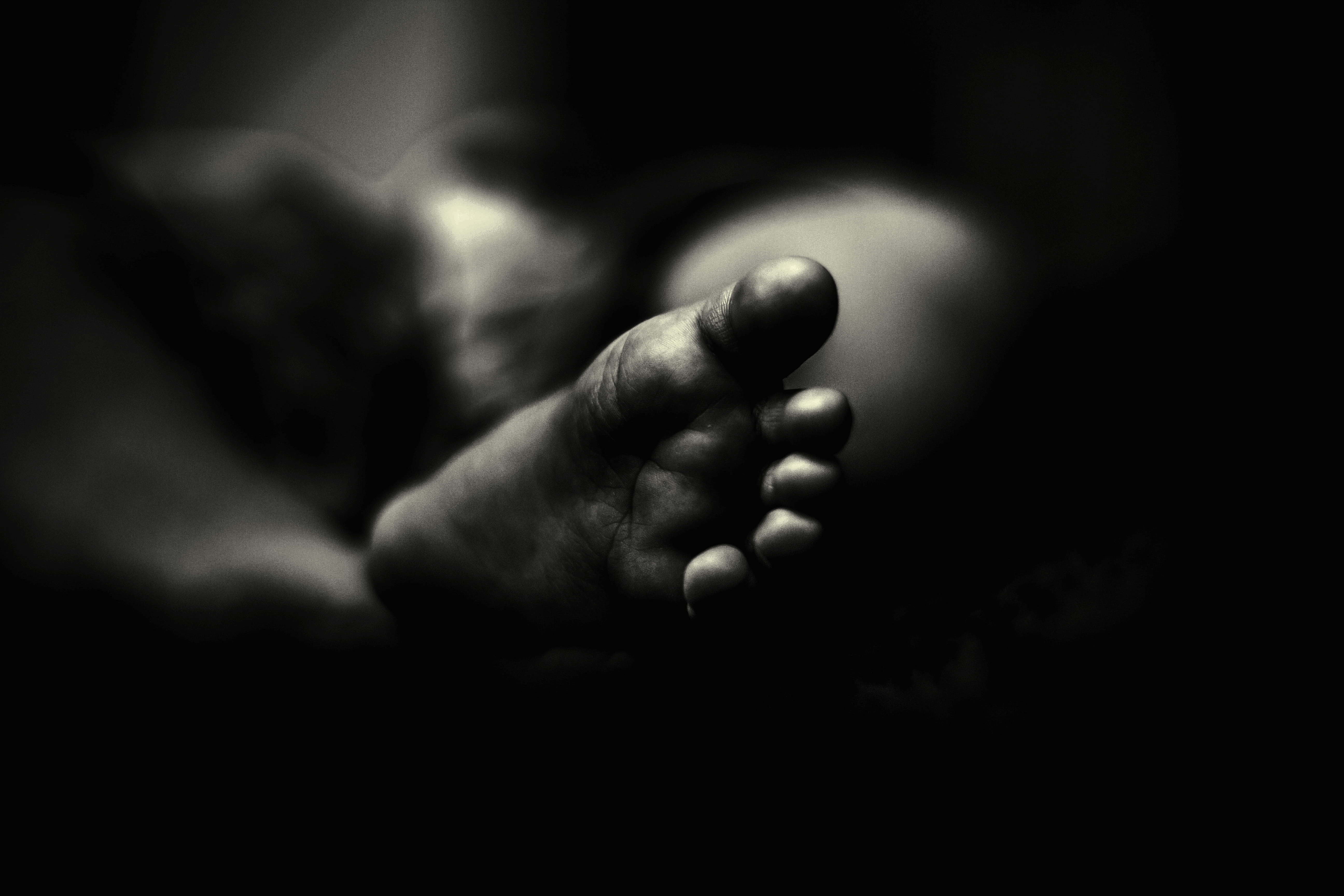 winter, spring, foot, fall, mystery, hand, photo, girl, greyscale, black background, focus on foreground, human hand, communication, day, summer, one person, HD Wallpaper