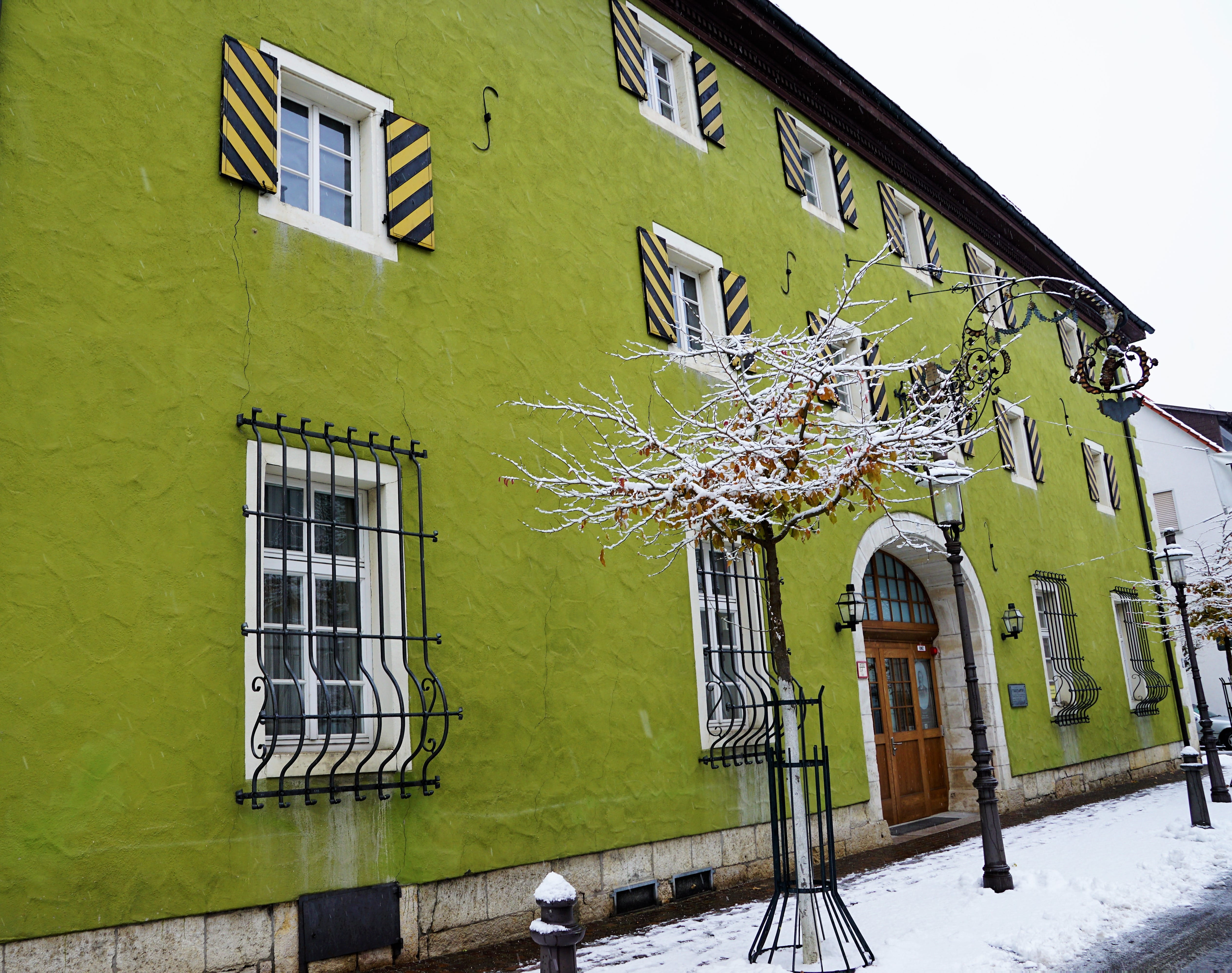 the past, input, entrance, building exterior, 4K, history, architecture, road, window, city, hike, tuttlingen, germany, building, wall, built structure, HD Wallpaper