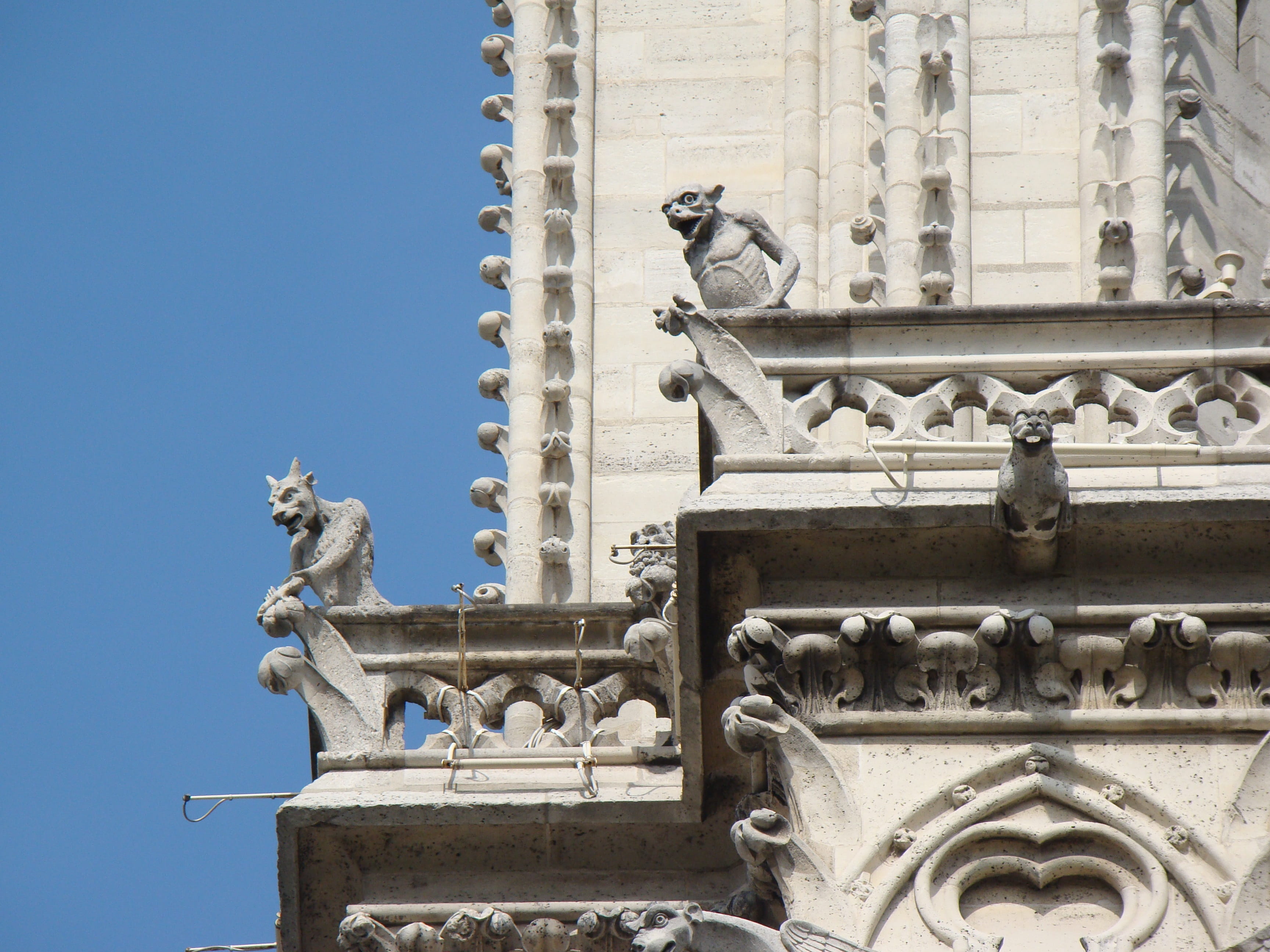 gargoile, france, monument, travel destinations, christianity, sky, quasimodo, building exterior, sculpture, 2K, nature, statue, representation, day, history, HD Wallpaper