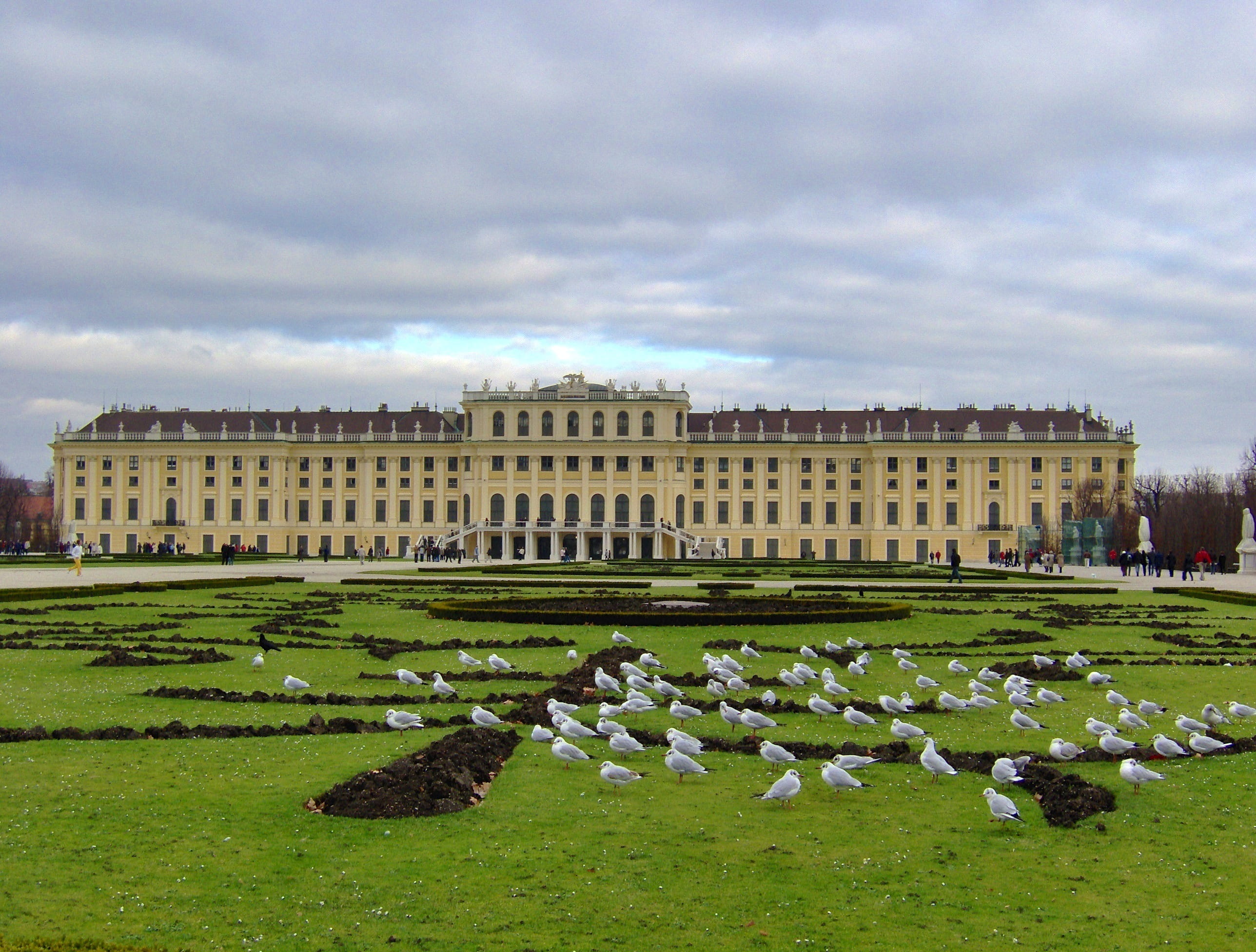lawn, structure, the past, sky, outdoors, travel destinations, architecture, ornamental garden, cloud - sky, summer, city, incidental people, Palace, vienna, HD Wallpaper