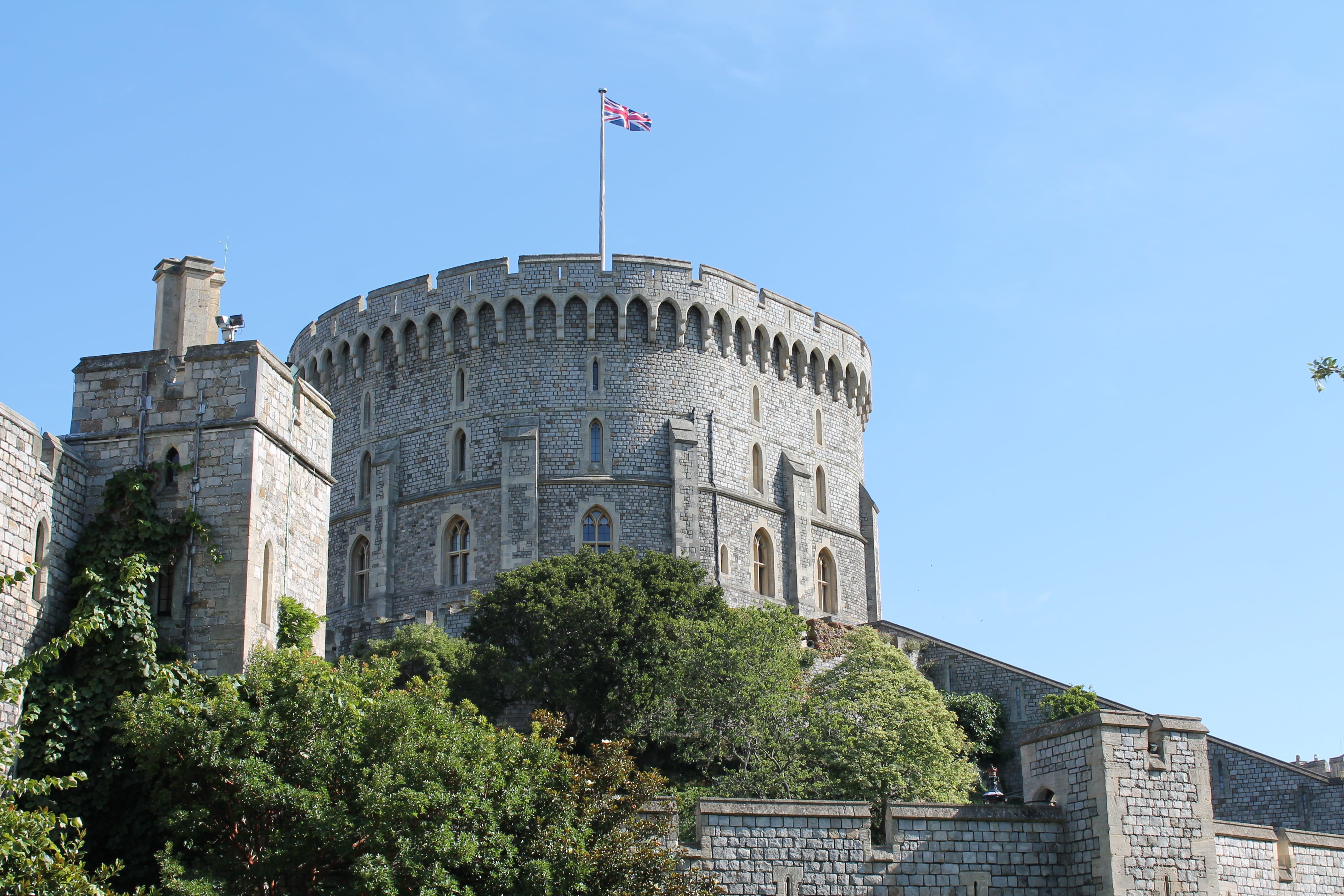 patriotism, clear sky, tree, day, no people, history, stones, landmark, outdoors, low angle view, nature, building, stone wall, windsor castle, sky, tower, HD Wallpaper