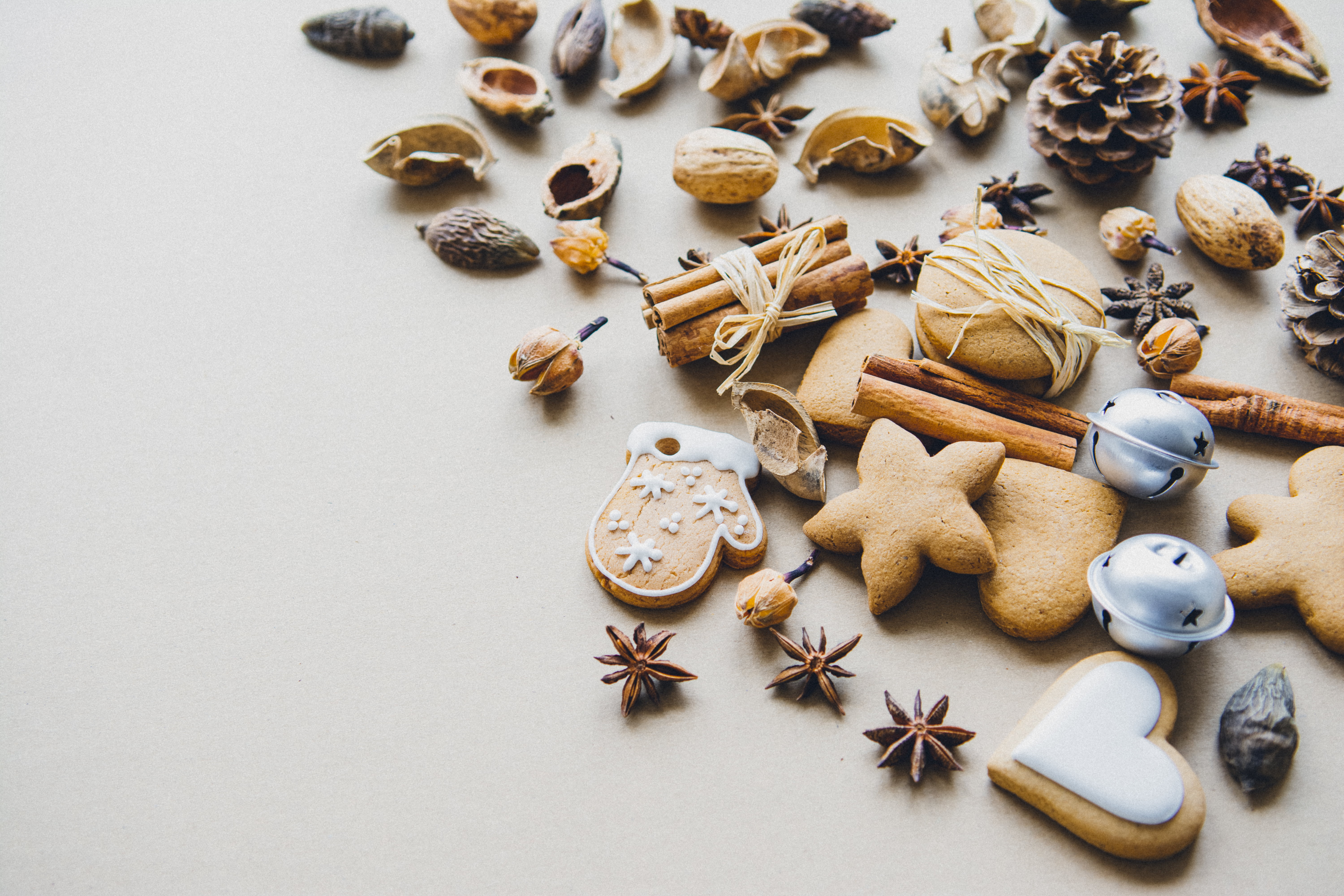 spice, food and drink, 5K, gingerbread cookie, dry, cinnamon, aromatic, large group of objects, variation, food, shape, christmas, freshness, indoors, HD Wallpaper