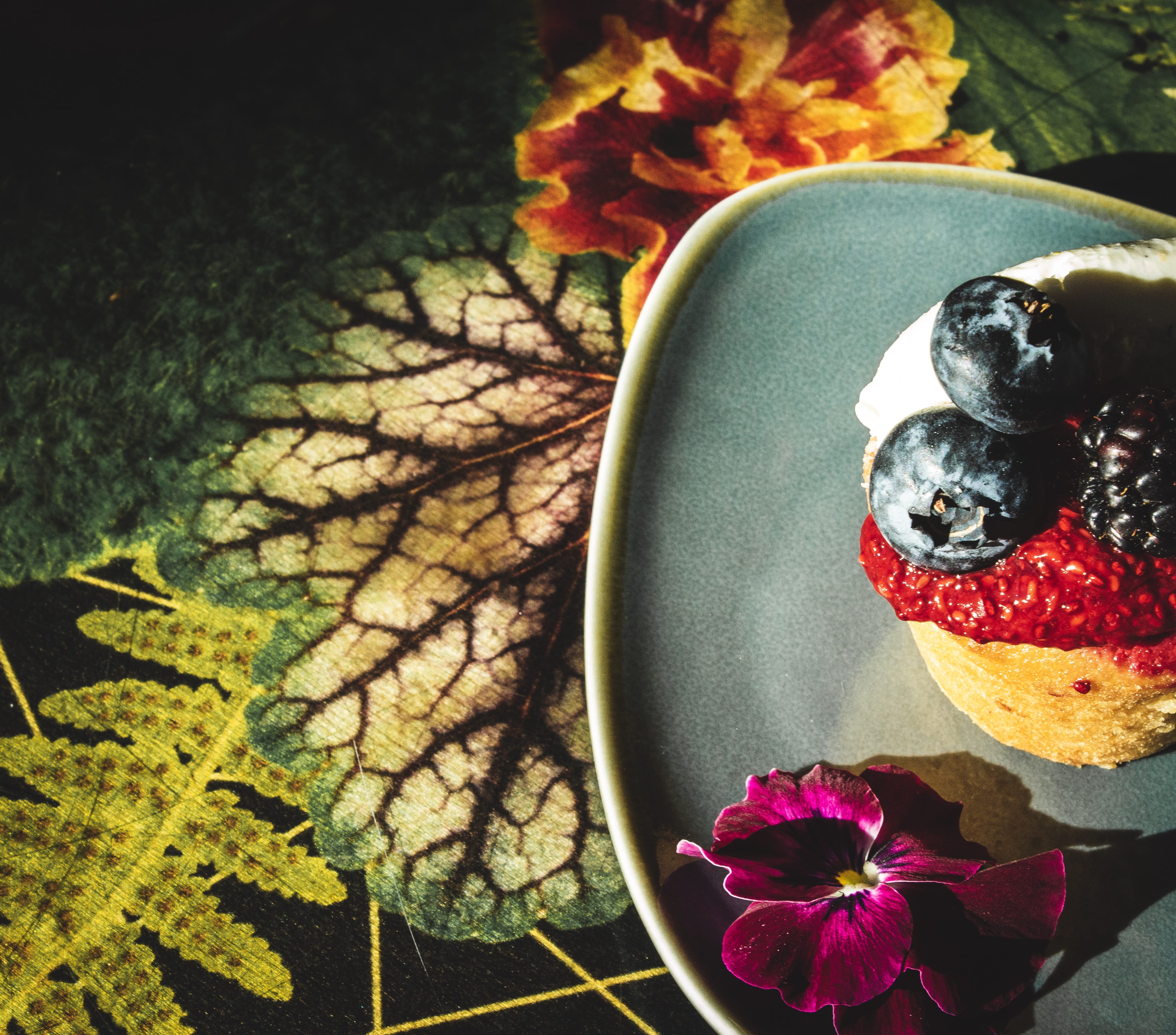 dish, sweets, nature, petal, food, leaf, beauty in nature, plant part, 4K, bush, blossom, ornament, table, vulnerability, temptation, flower head, confectionery, HD Wallpaper