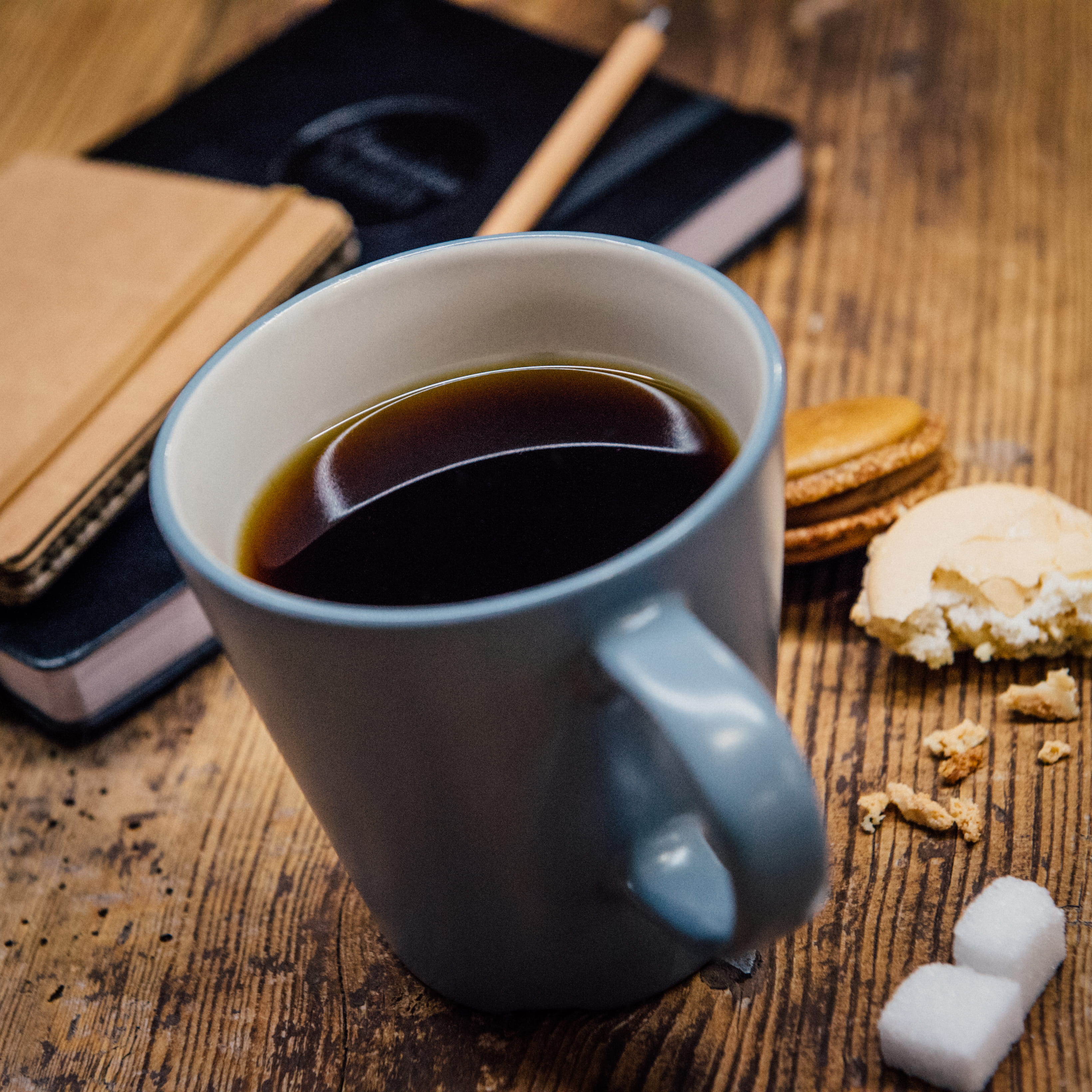 focus on foreground, black coffee, coffee - Drink, wood - Material, mug, no people, indoors, breakfast, dessert, ceramic, non-alcoholic beverage, still life, Phone HD Wallpaper