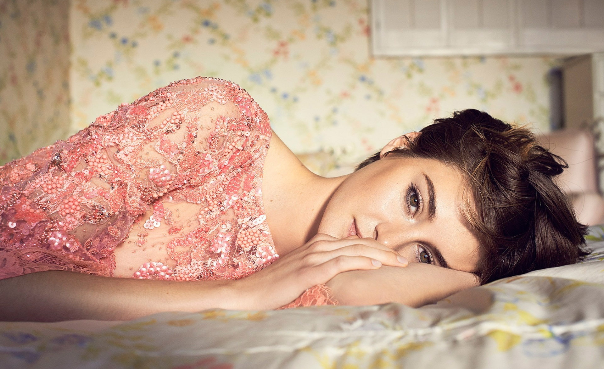 headshot, top, Vintage, adult, hairstyle, short hair, haircut, beautiful woman, Others, bed, furniture, s, gray, cozy, domestic room, young adult, beautiful people, HD Wallpaper