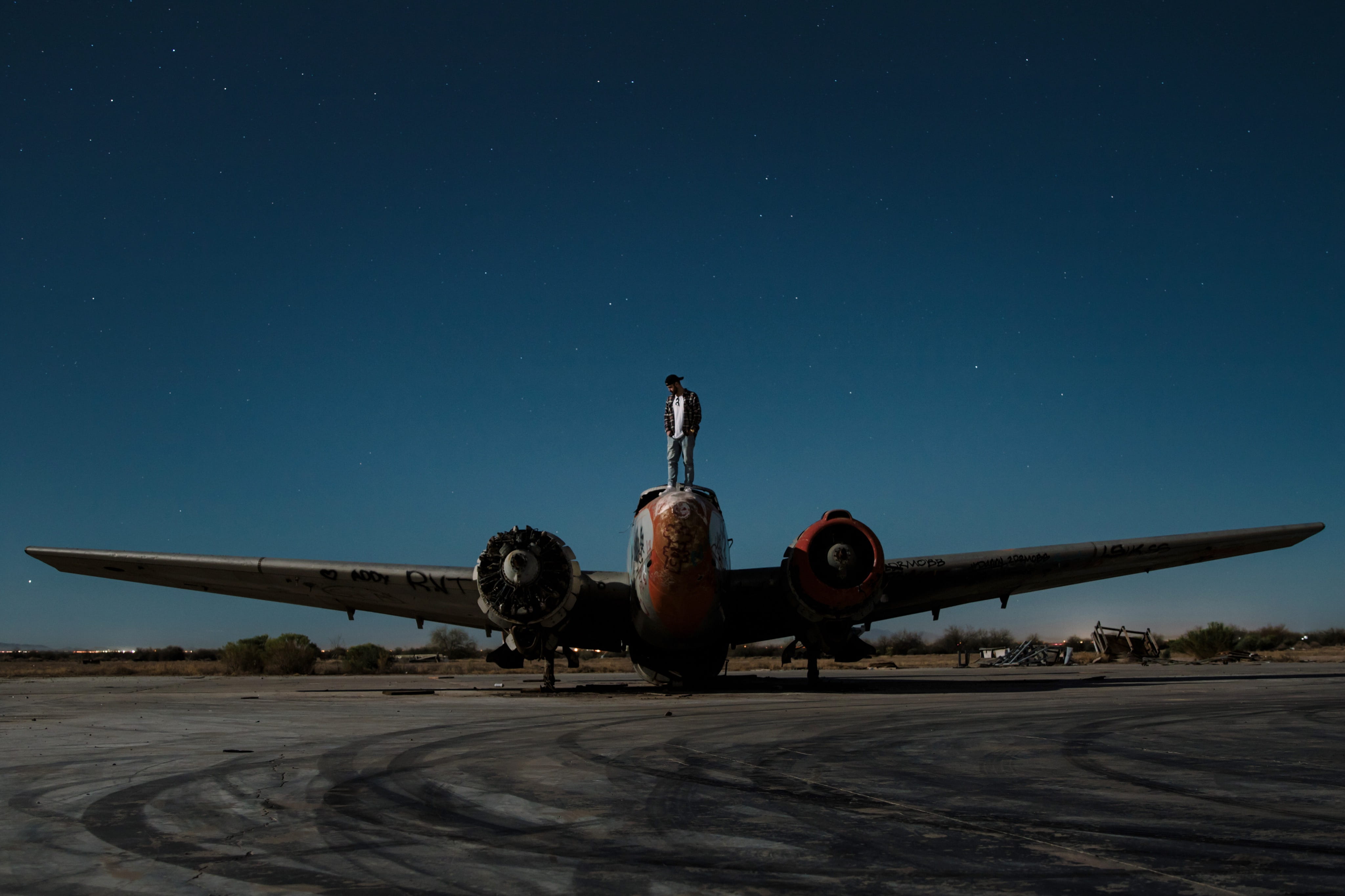 real people, dark blue sky, transportation, hat, united states, light, sky, sitting on plane, bomber, copy space, orange, airplane, airport, skyline#, grey, HD Wallpaper