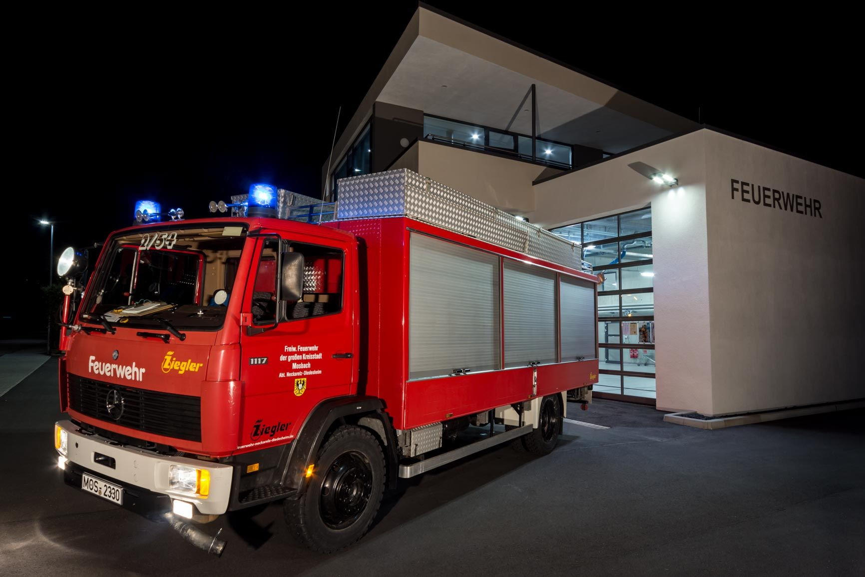 healthcare and medicine, motor vehicle, emergency, building exterior, transportation, mode of transportation, night, truck, illuminated, land vehicle, architecture, HD Wallpaper