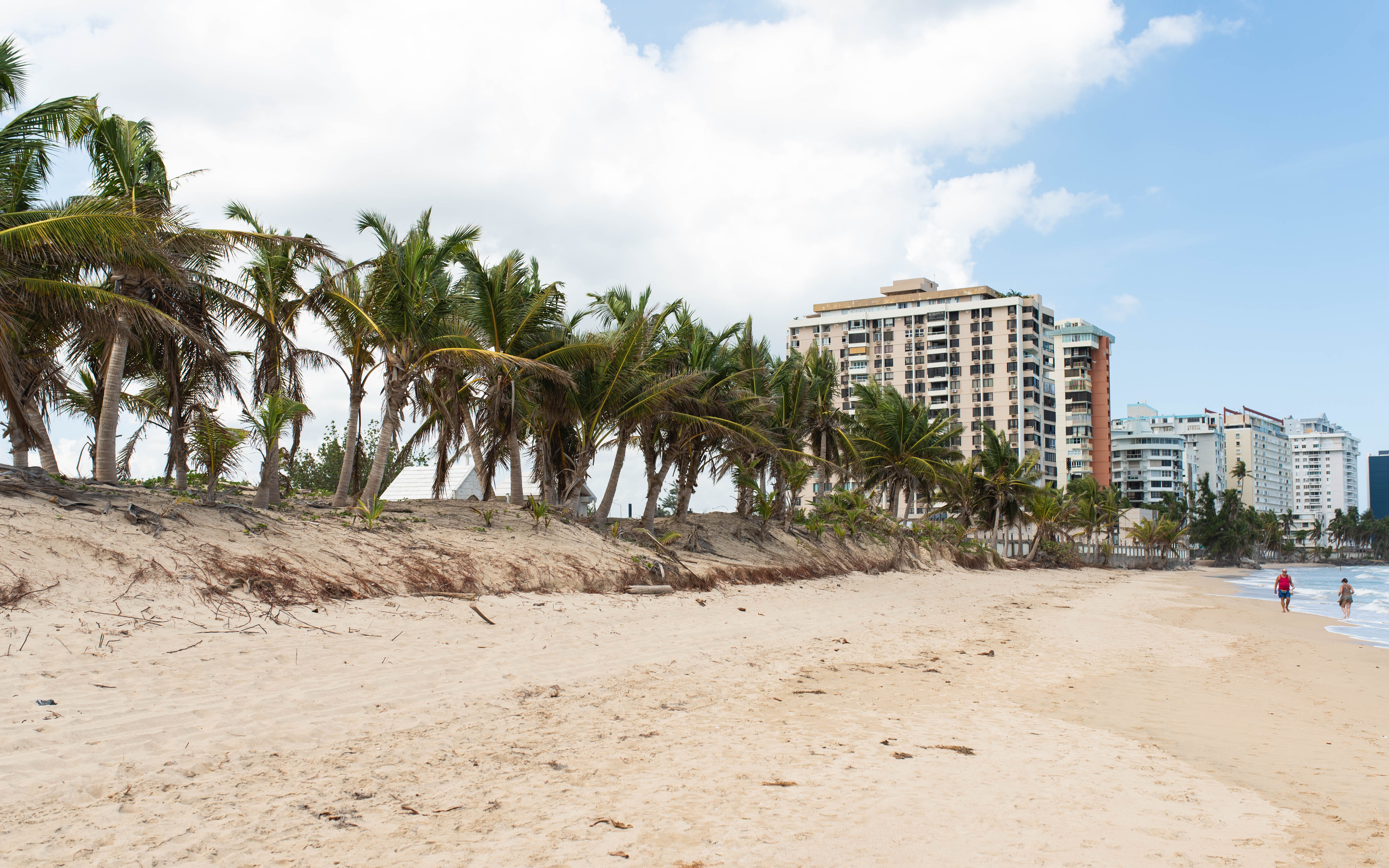 beautiful, outside, incidental people, day, outdoors, resorts, sunny, nature, tropical climate, isla verde, beach, waves, pr, land, holiday, sky, architecture, HD Wallpaper