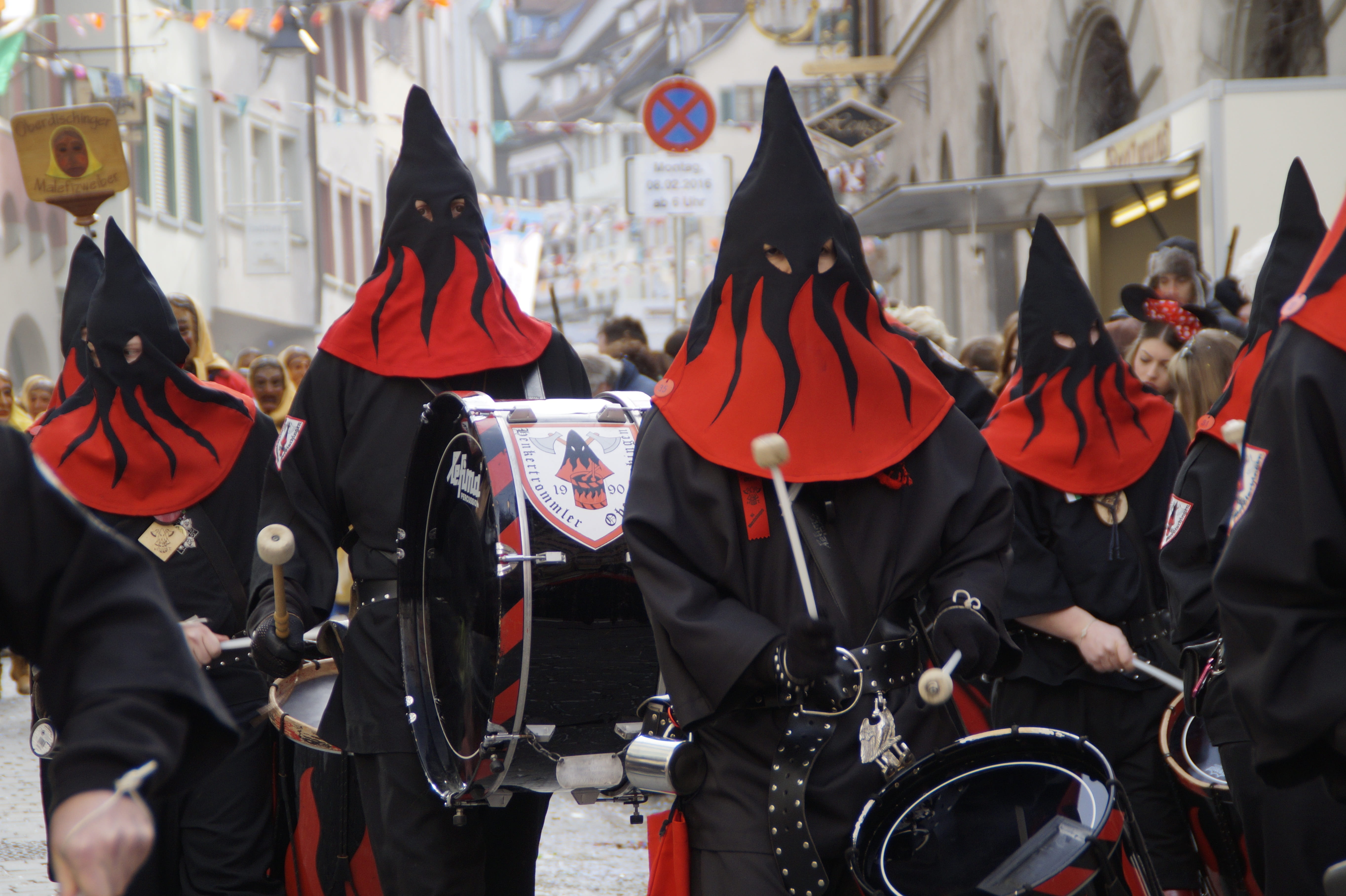 5K, outdoors, red, fool, fools guild, carved, carnival, larva, clothing, music, move, haestraeger, karaoke, figure, mask, swabian alemannic, flag, real people, HD Wallpaper