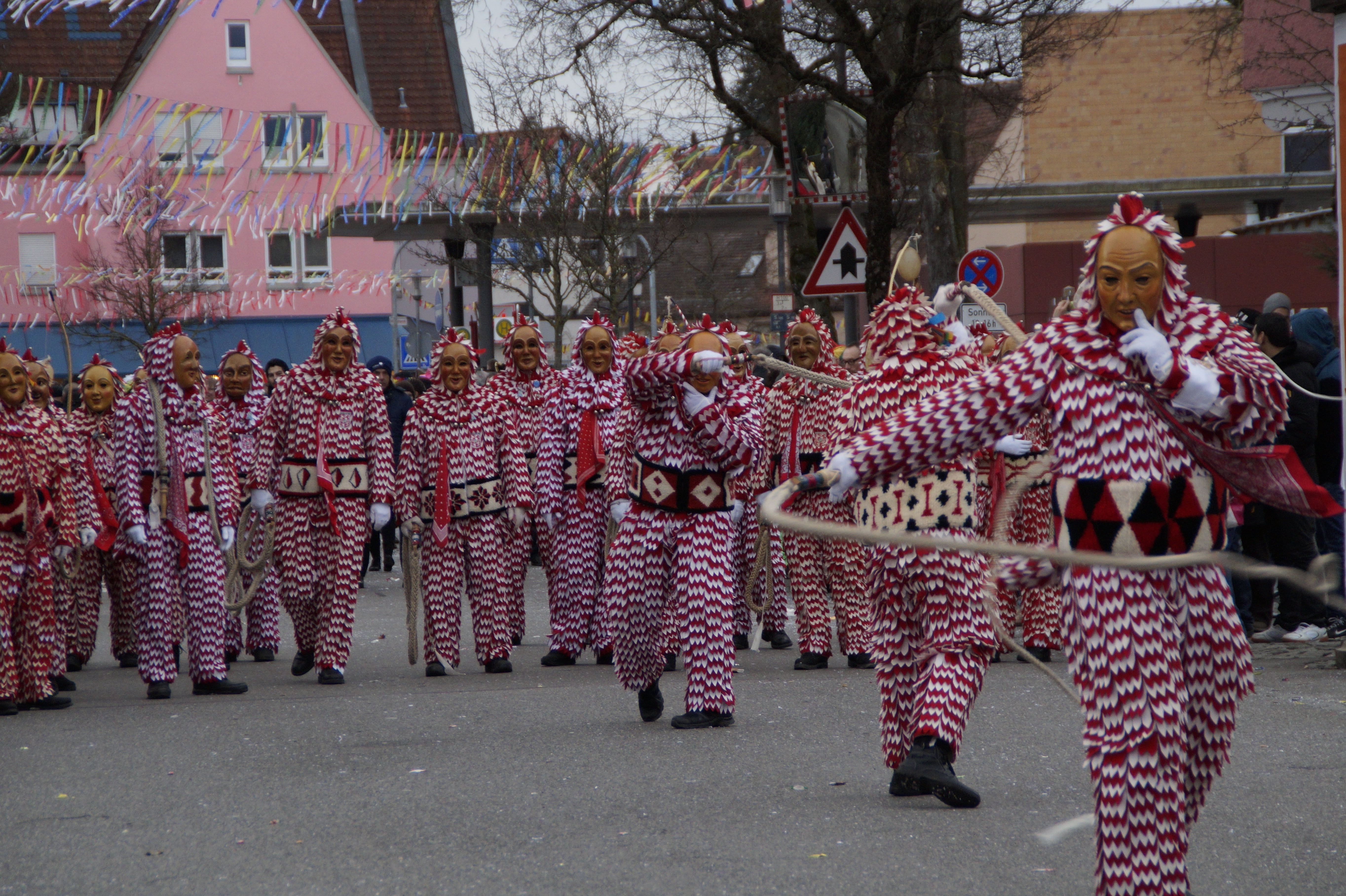 plaetzler, crowd, wooden mask, customs, panel, costume, parade, celebration, fools jump, day, military, man, pig bubbles, tradition, masquerade, custom, HD Wallpaper