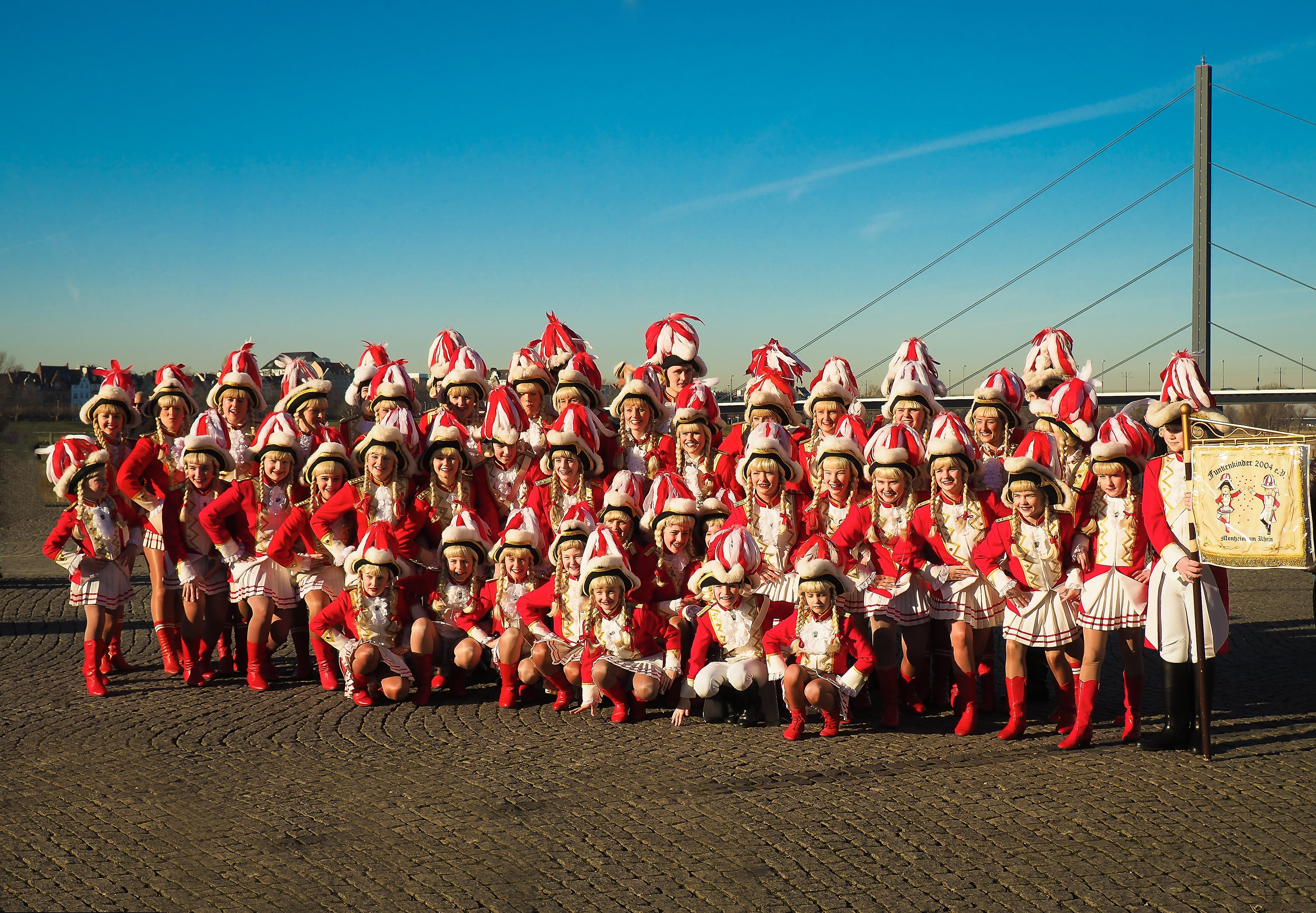 blue, funny, standing, fools guild, sunlight, men, sky, tradition, panel, düsseldorf, red white, large group of people, outdoors, customs, colorful, crowd, HD Wallpaper