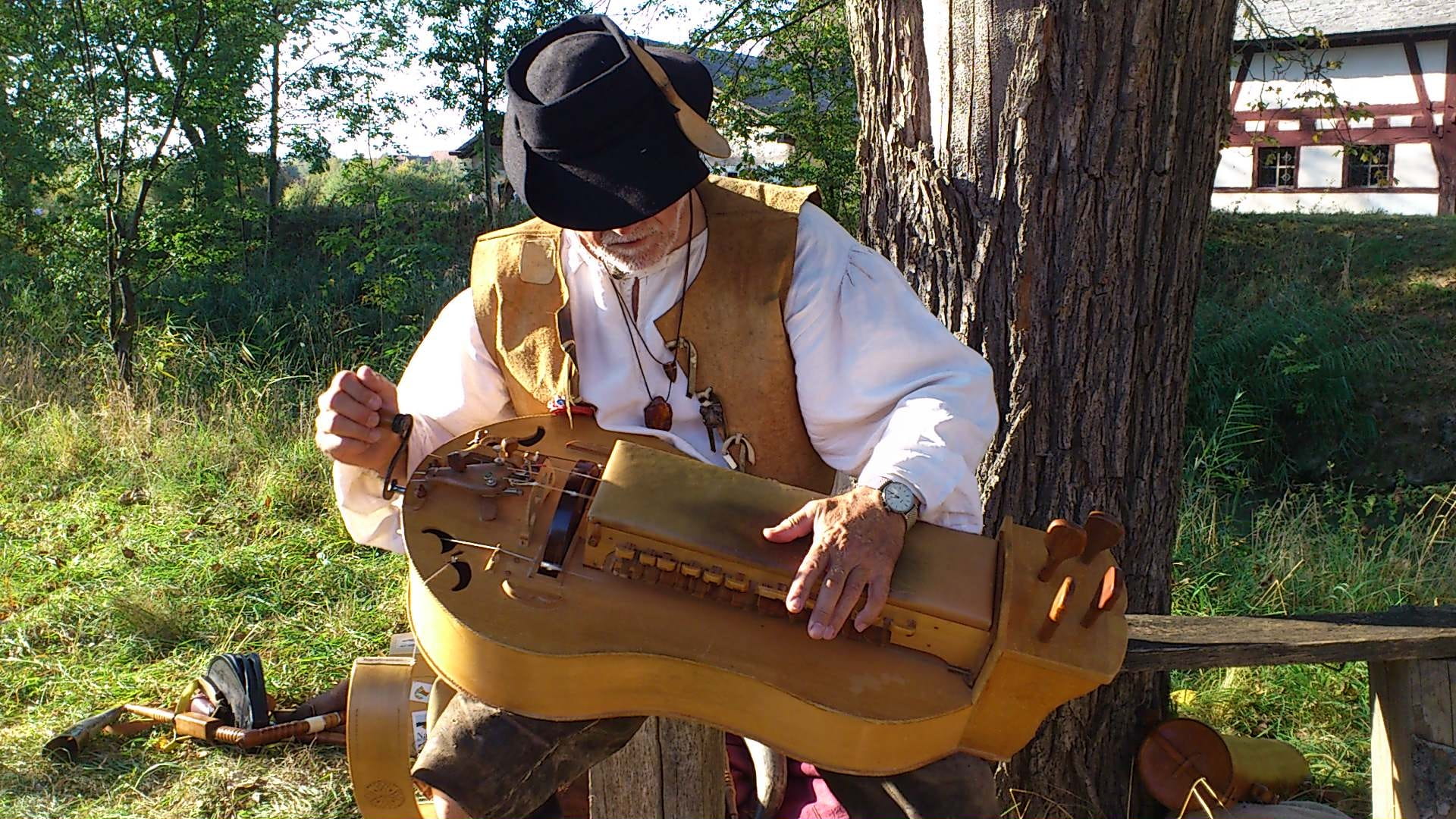 1080P, leisure activity, Music, real people, bad windsheim, one person, medieval days, Musician, outdoors, casual clothing, tradition, dressed up, costume, HD Wallpaper