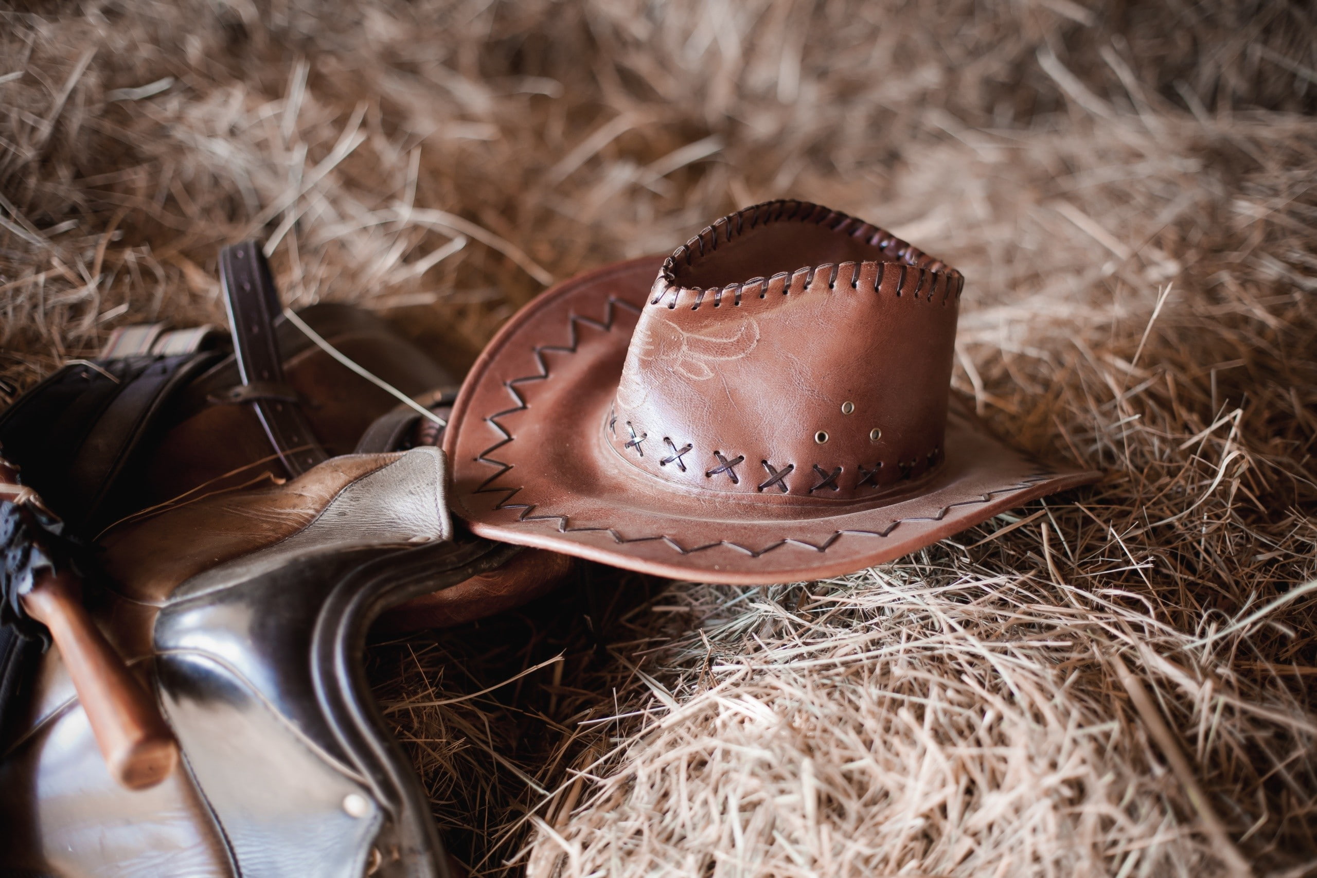 saddles, straw, hat, cowboys, 2K, HD Wallpaper