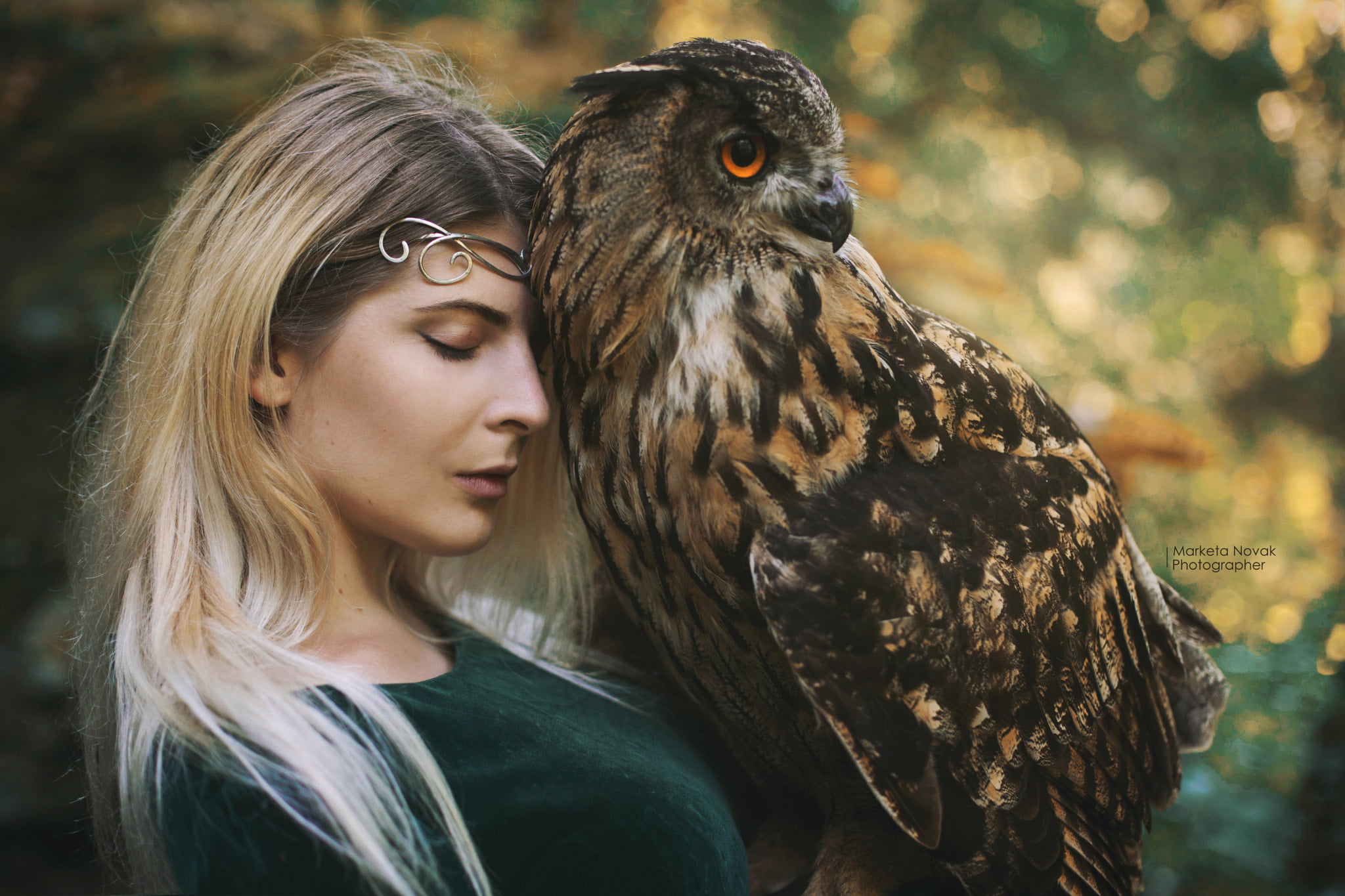 bird, birds, outdoors, hair, leisure activity, closed eyes, vertebrate, day, Marketa Novak, focus on foreground, togetherness, owl, real people, young adult, HD Wallpaper
