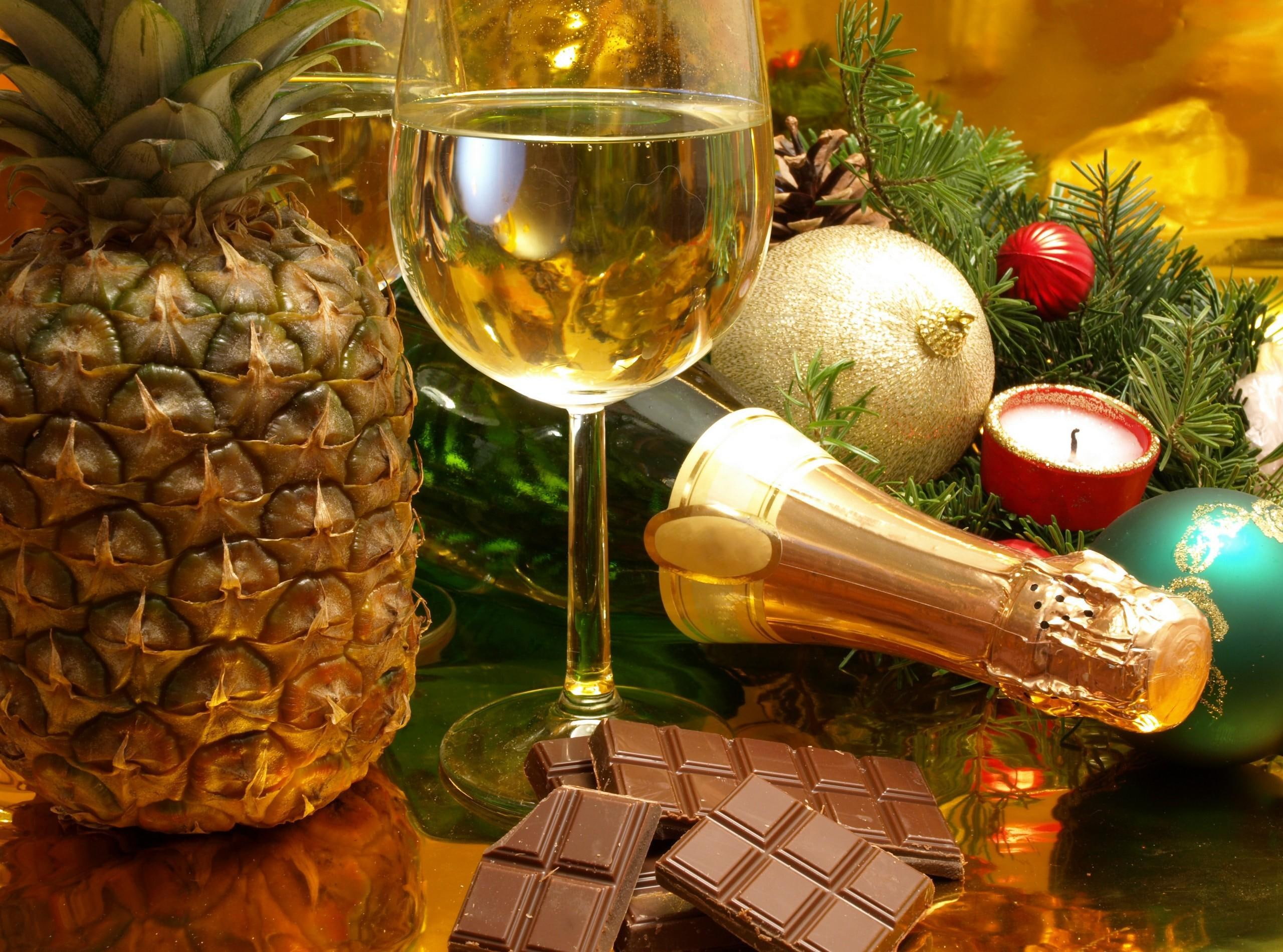 year, christmas, pineapple, new, champagne, feast, candle, shot, new year, 2K, chocolate, toys, needles, HD Wallpaper
