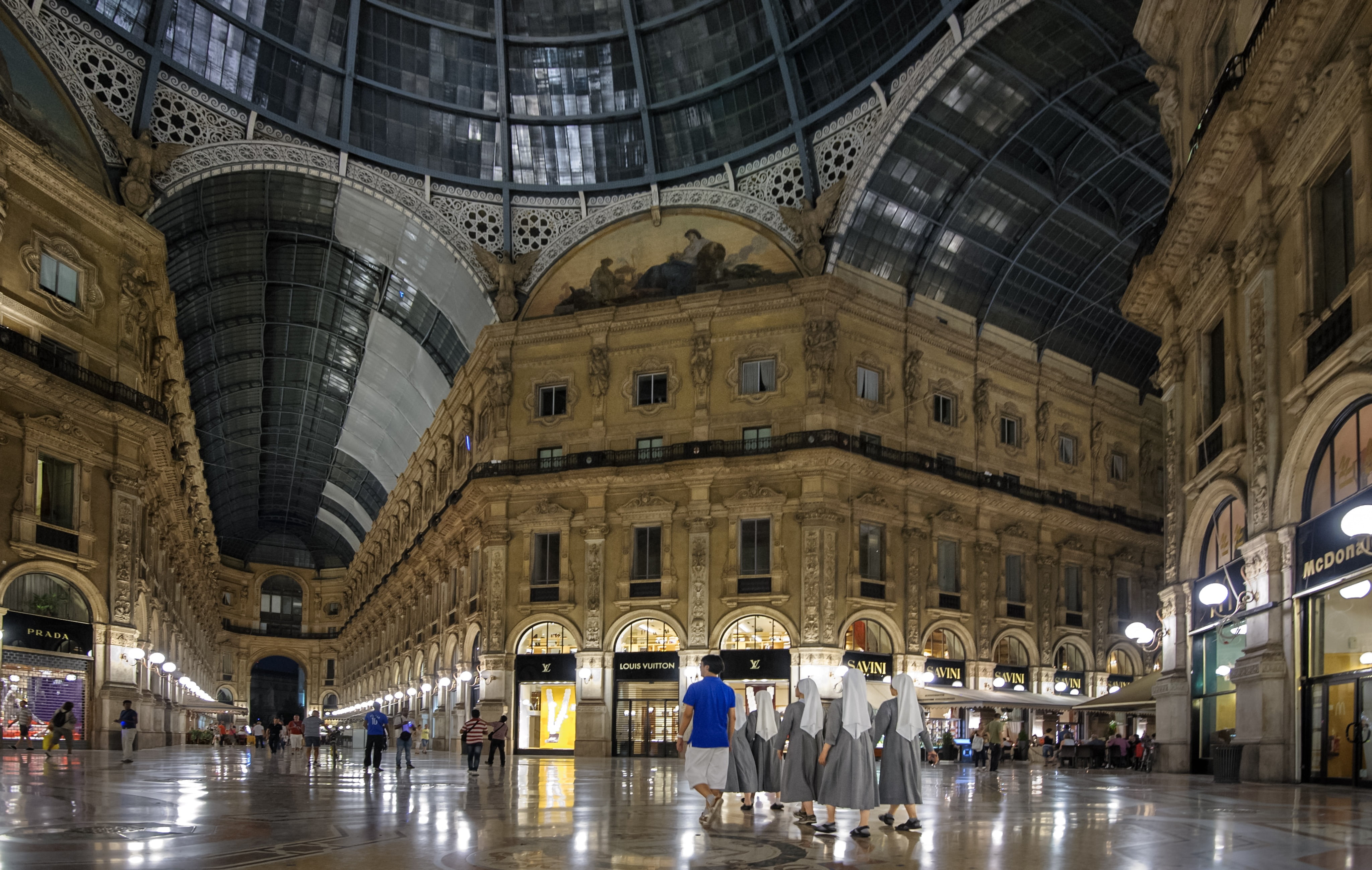 history, group of people, city, arch, women, blue, indoors, europe, real people, the past, shirt, milan, walking, large group of people, architectural column, HD Wallpaper