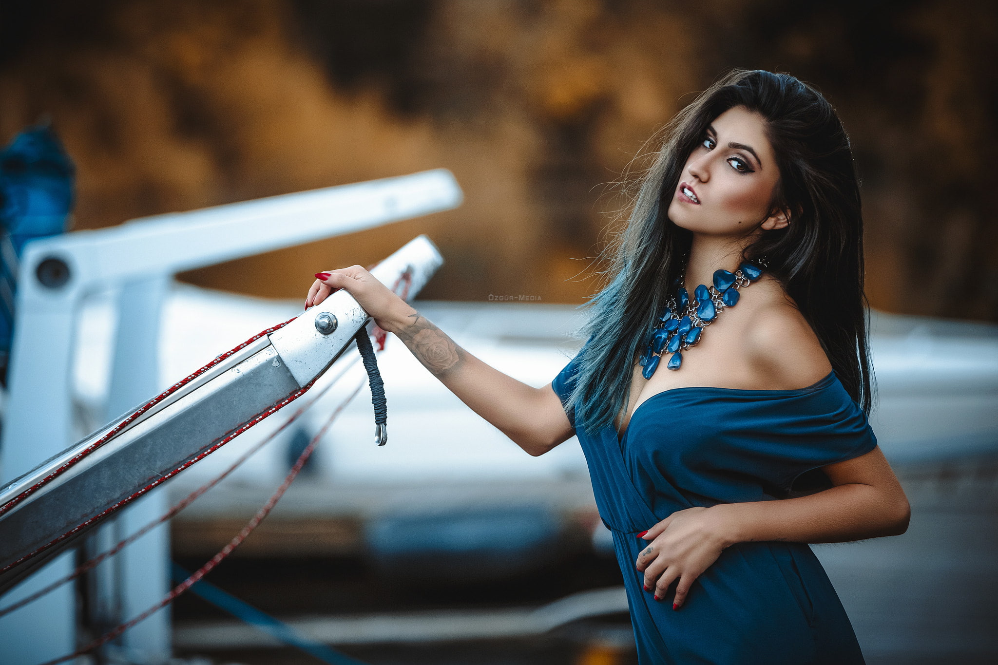 one person, looking at camera, 1080P, fashion, focus on foreground, leisure activity, real people, Ozgur Media, contemplation, young women, three quarter length, HD Wallpaper