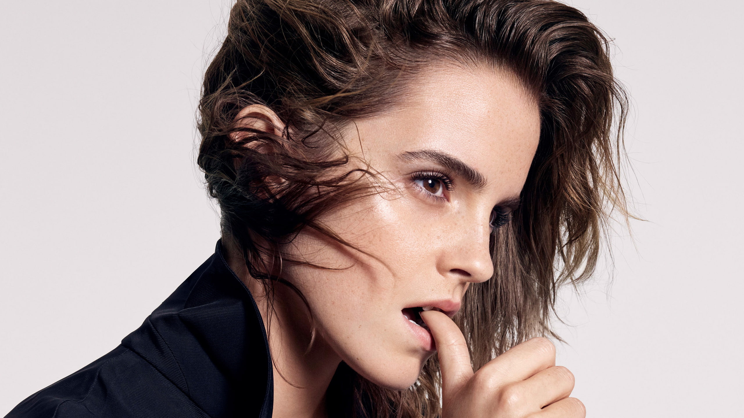 brunette, actress, 2K, Emma Watson, biting finger, HD Wallpaper