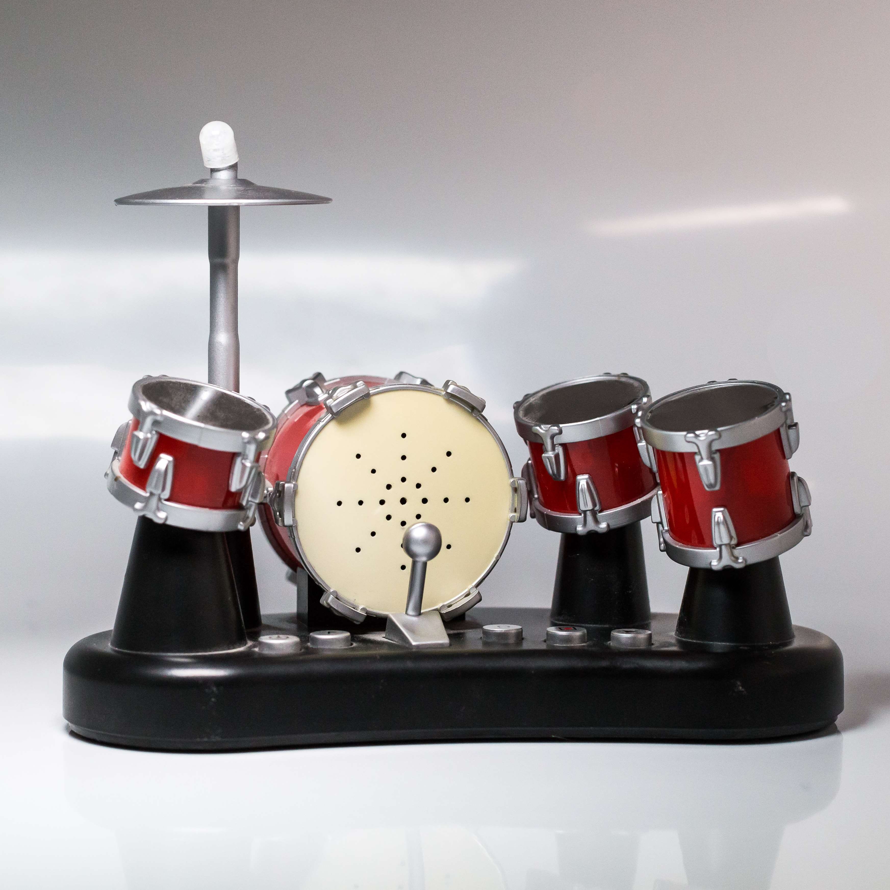 reflection, musical instrument, drum, musical equipment, no people, arts culture and entertainment, product, alarm clock, indoors, bite, long, close-up, Phone HD Wallpaper