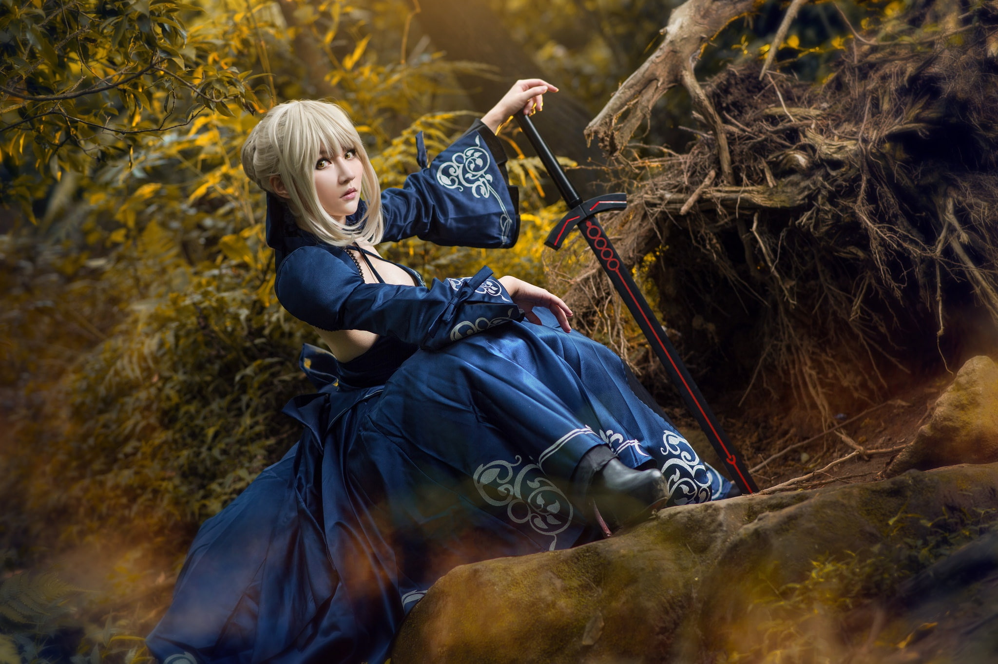 blonde, bangs, face, hands, sword, style, foliage, look, 1080P, cosplay, pose, sitting, roots, girl, hairstyle, stones, blue dress, forest, weapons, blue, HD Wallpaper