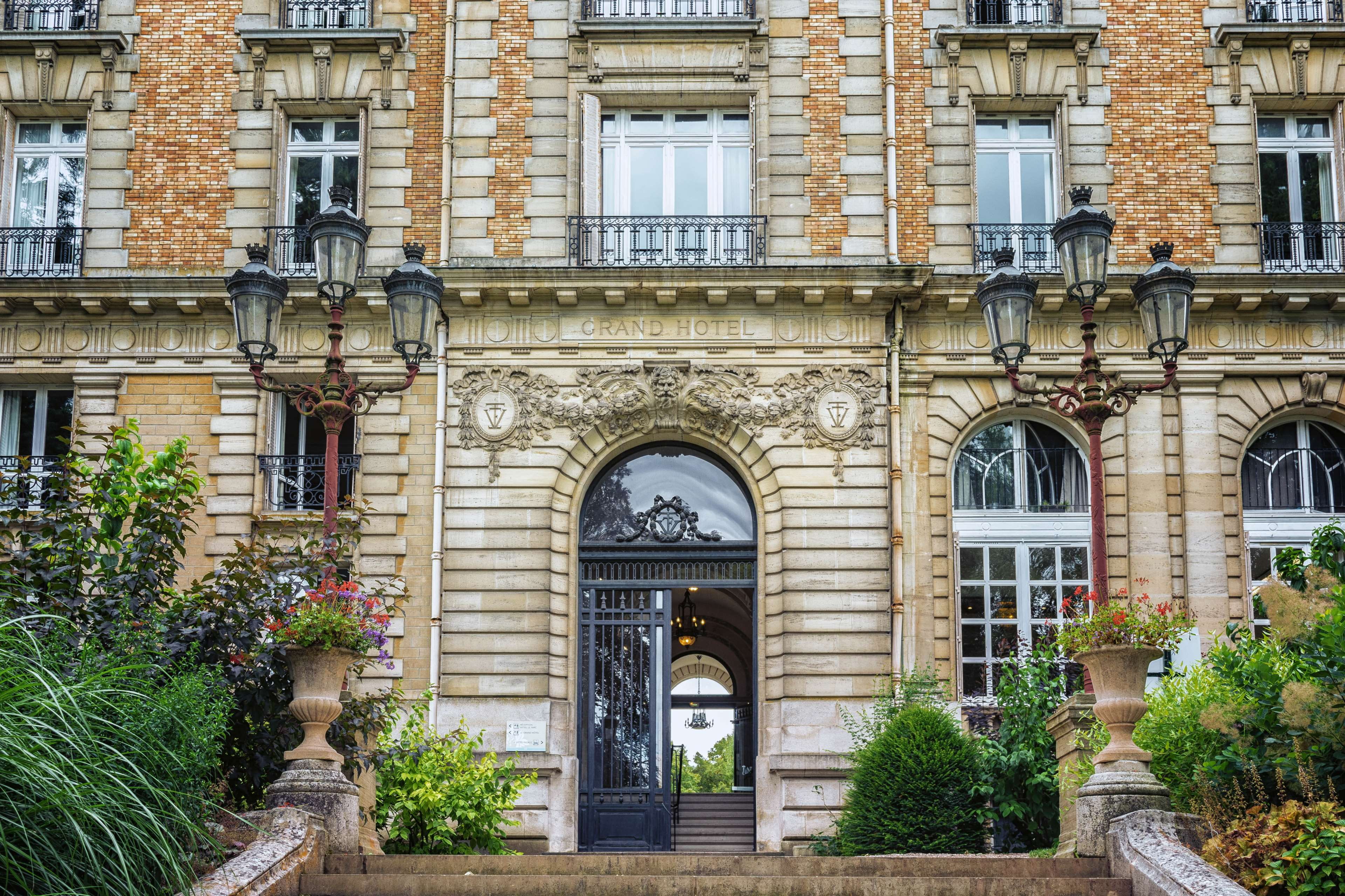 nature, architectural column, 4K, spa, window, balcony, architecture, splendor, brick, outdoors, staircase, door, residential district, travel, grand hotel, HD Wallpaper
