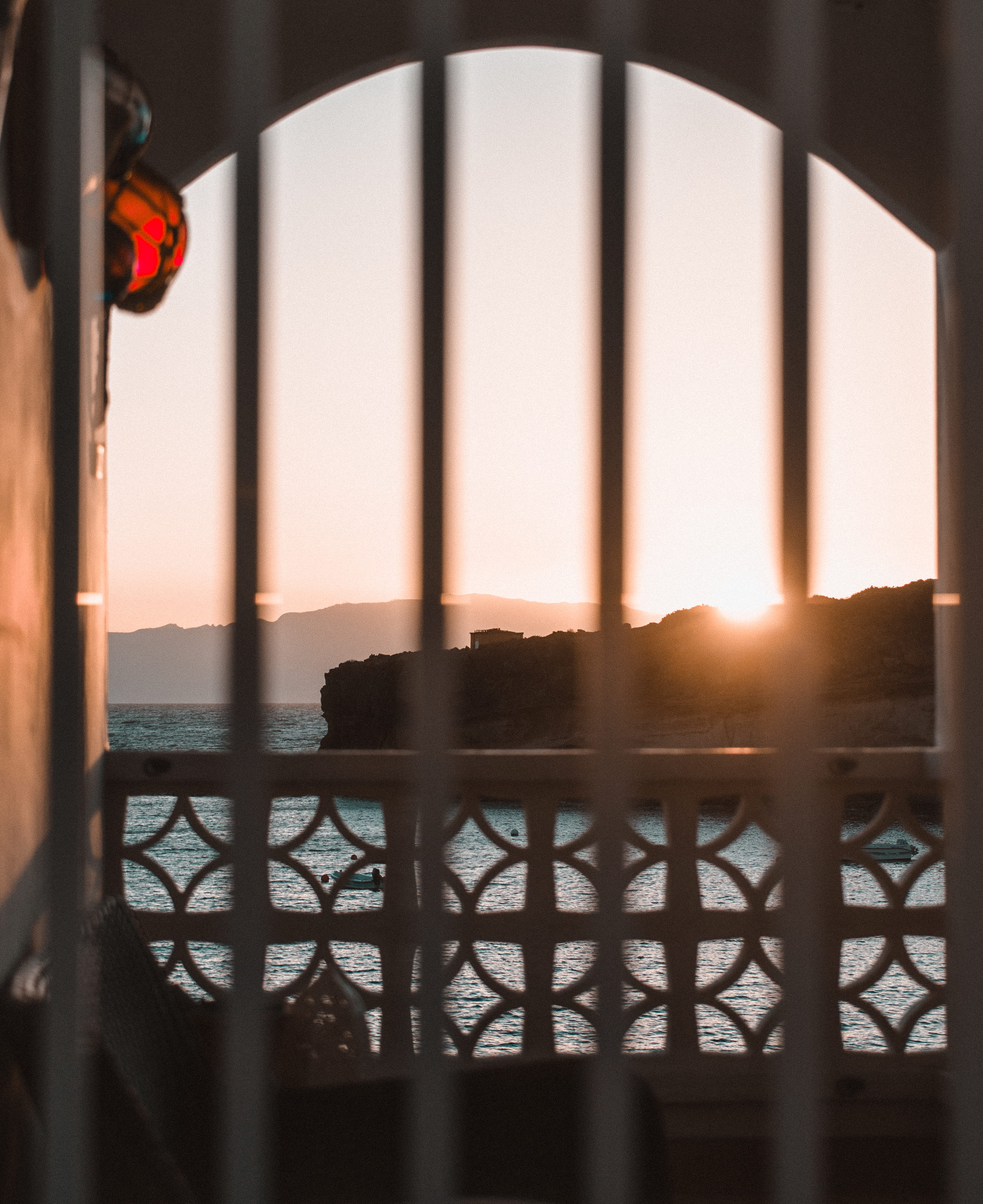 relax, sitio, sea, city, built structure, safety, indoors, railing, prison, security, sunset, fence, sunlight, banister, ocean, protection, world, no people, Phone HD Wallpaper
