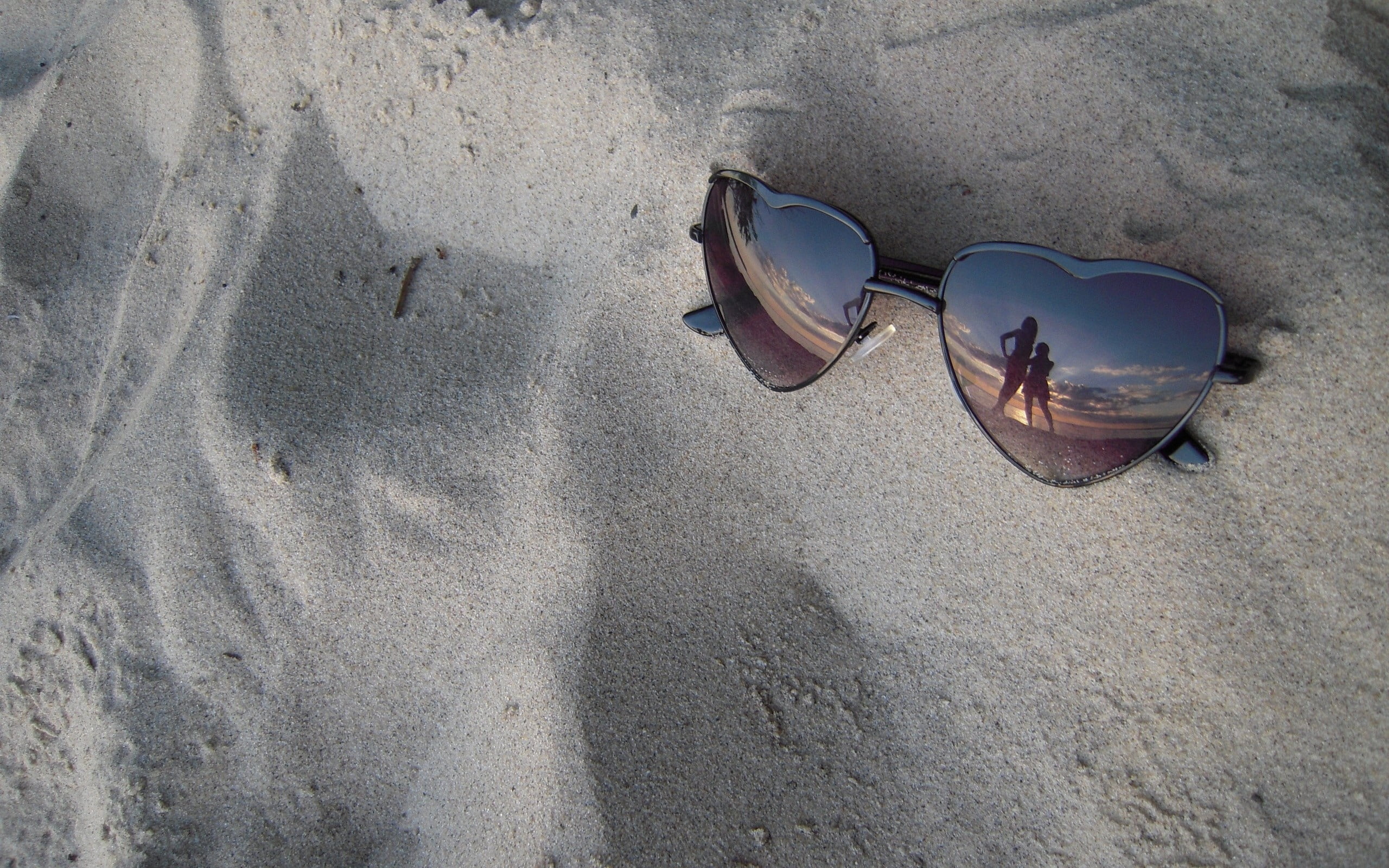 sunglasses, eyeglasses, reflection, protection, no People, beach, glasses, sunlight, close-up, high angle view, sun, nature, day, framed, sea, directly above, HD Wallpaper