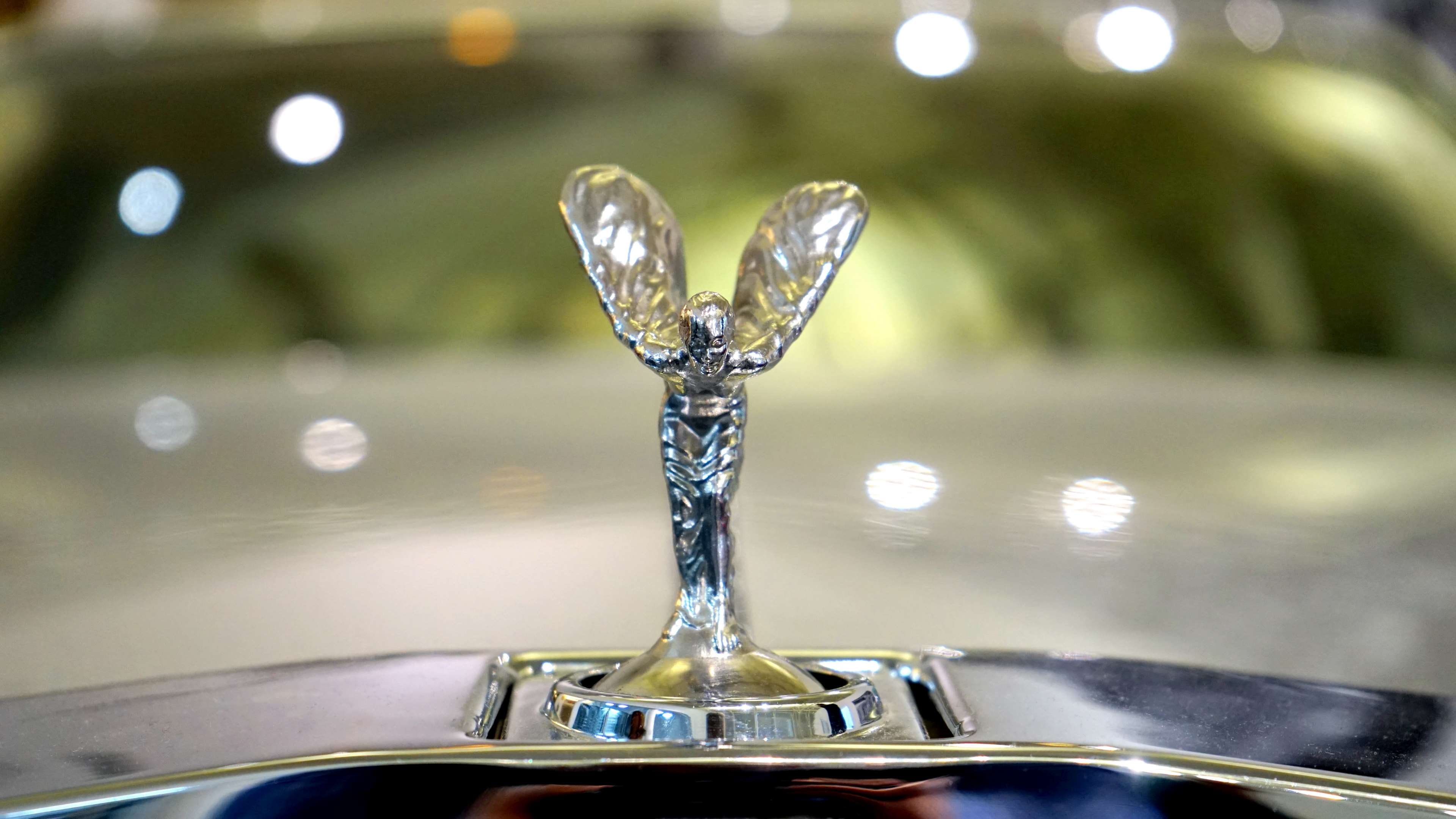 focus on foreground, car, rolls royce, metal, reflections, emblem, blur, selective focus, style, transparent, glass items, symbol, automobile, mode of transportation, HD Wallpaper