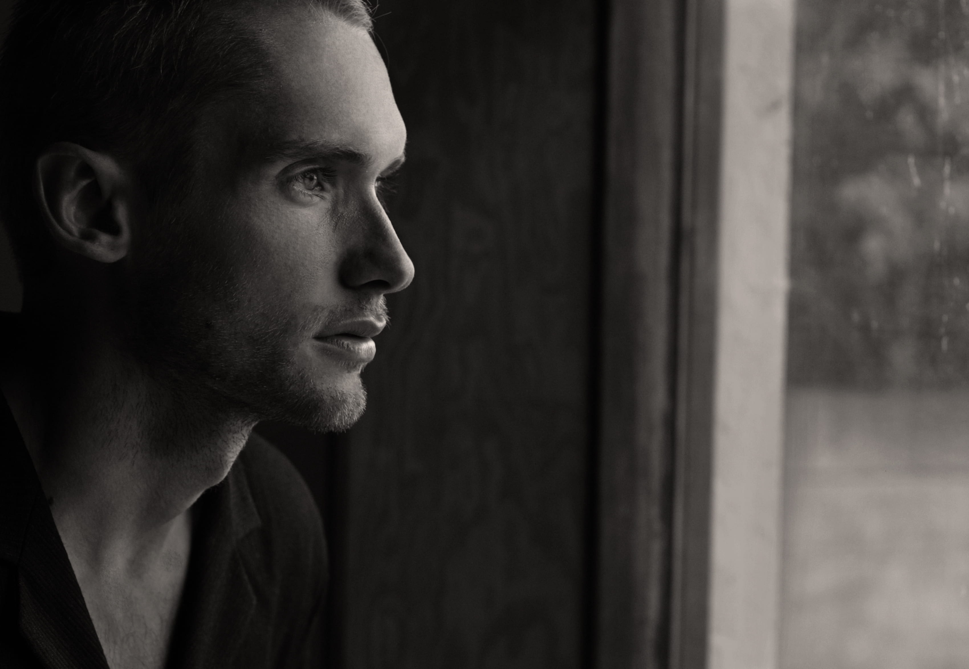waiting, real people, black, men, profile view, 2K, side view, young men, adult, window, close-up, thinking, white, lifestyles, looking away, day dreaming, HD Wallpaper
