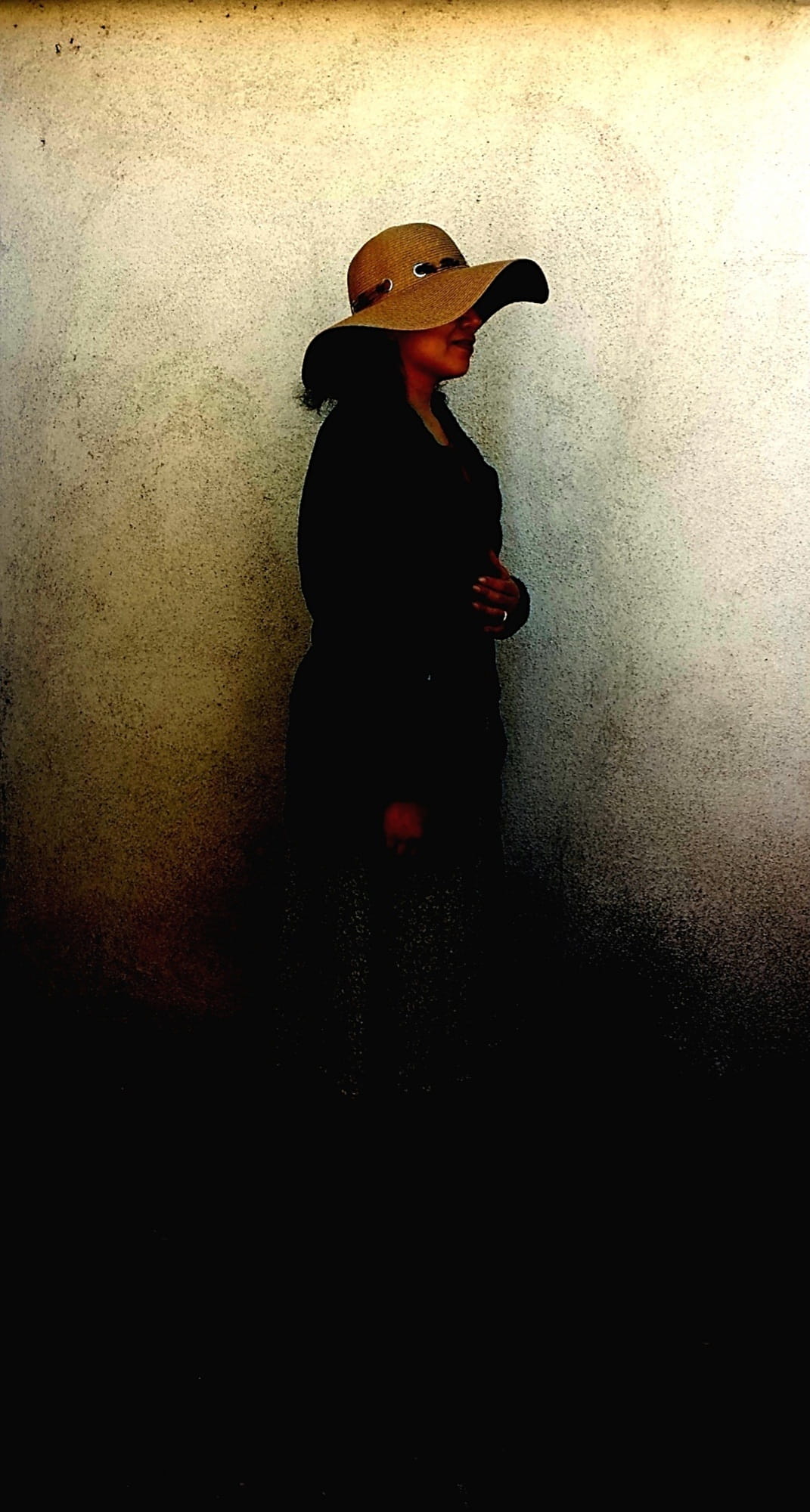 body, lady, old, vintage, brown, glamour, black, musical equipment, wall - building feature, unrecognizable person, portrait, woman, dark, wearing, 1080P, Phone HD Wallpaper