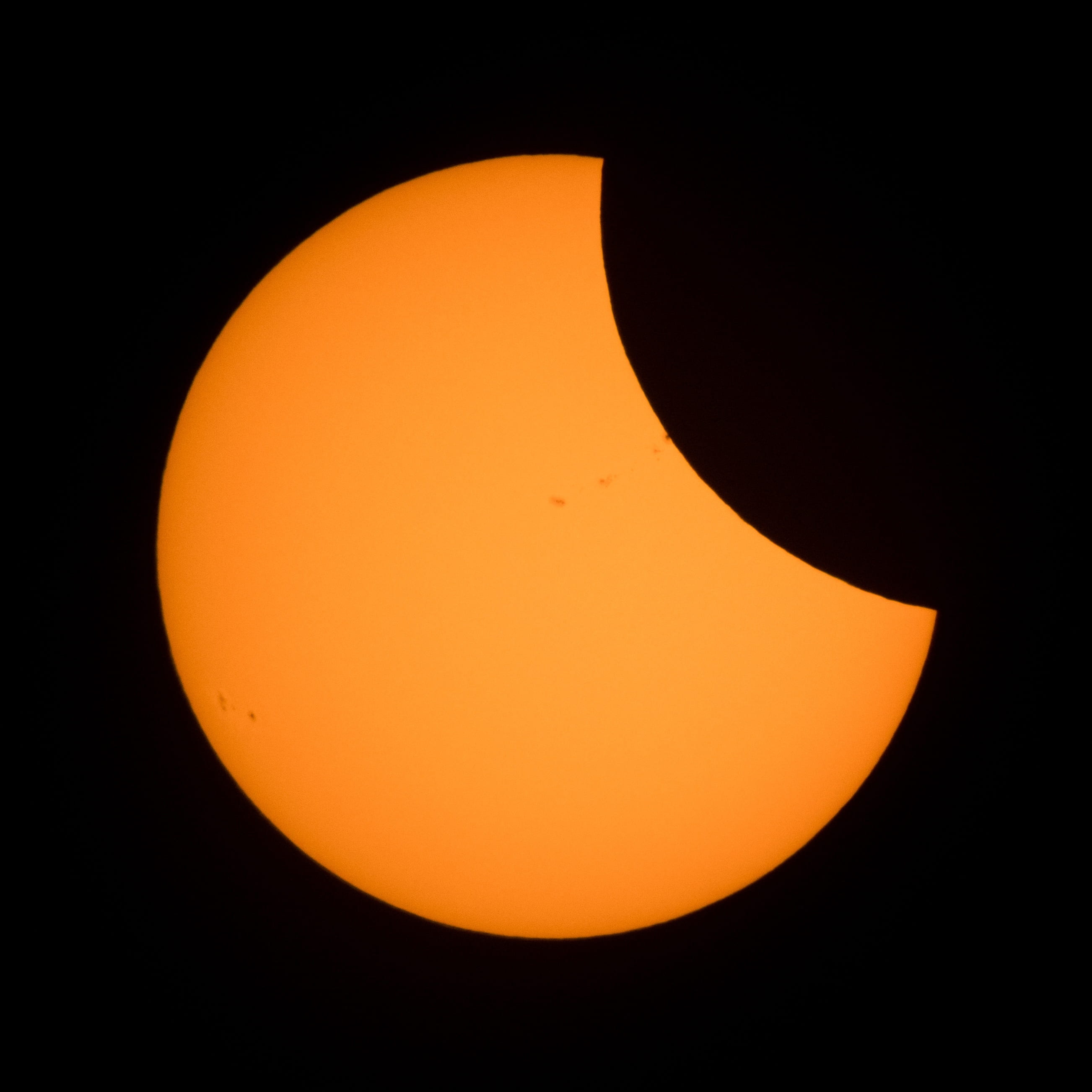 2017, astronomy, nature, sun, outdoors, black color, 2K, sky, night, orange color, no people, solar system, science, beauty in nature, circle, natural phenomenon, Phone HD Wallpaper