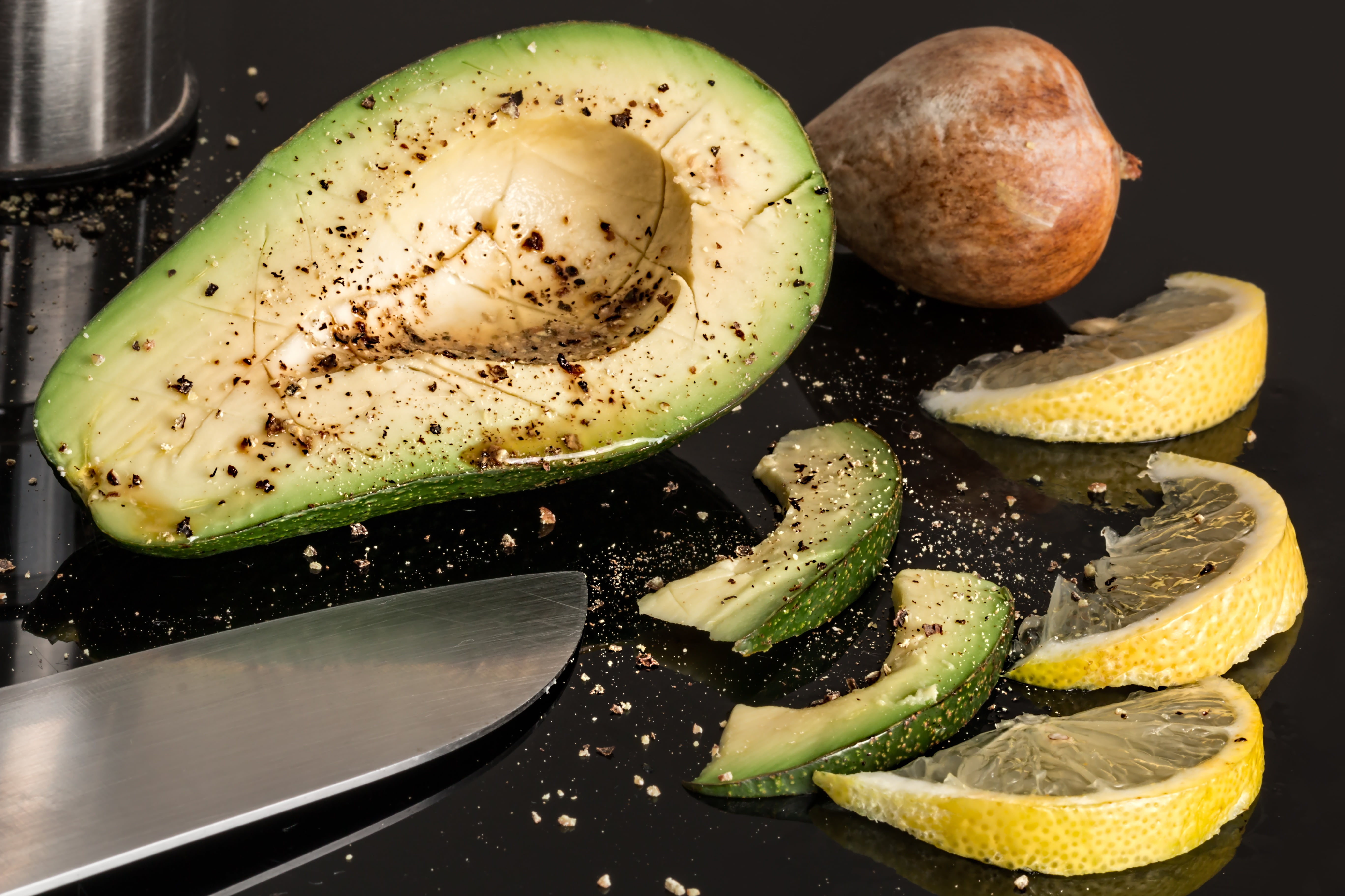 sliced, no people, lunch, wellbeing, alligator pear, high angle view, fresh, spice, preparing food, 5K, appetizer, dieting, lemon, half, food and drink, HD Wallpaper
