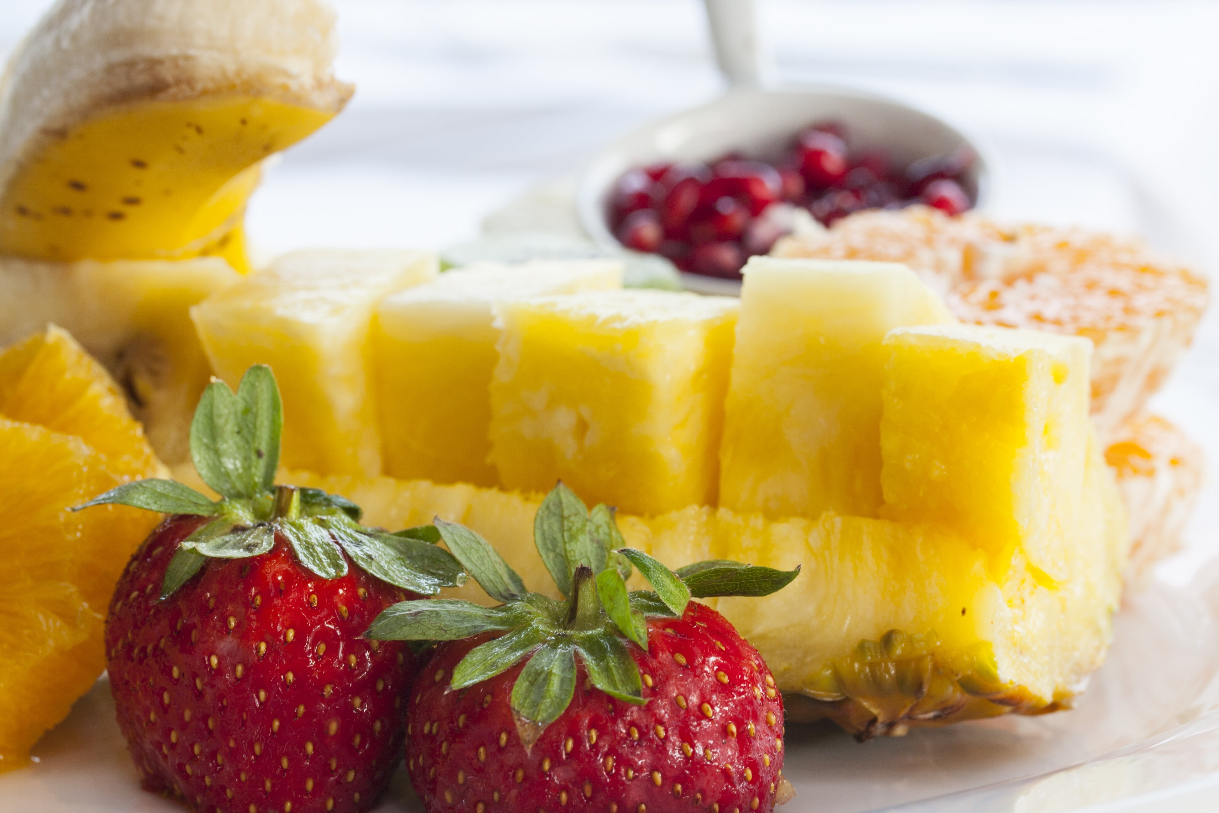 backgrounds, beautiful, red, healthy food, green, kitchen, close-up, pineapple, food and drink, refreshment, dairy product, plate, strawberries, slices, HD Wallpaper
