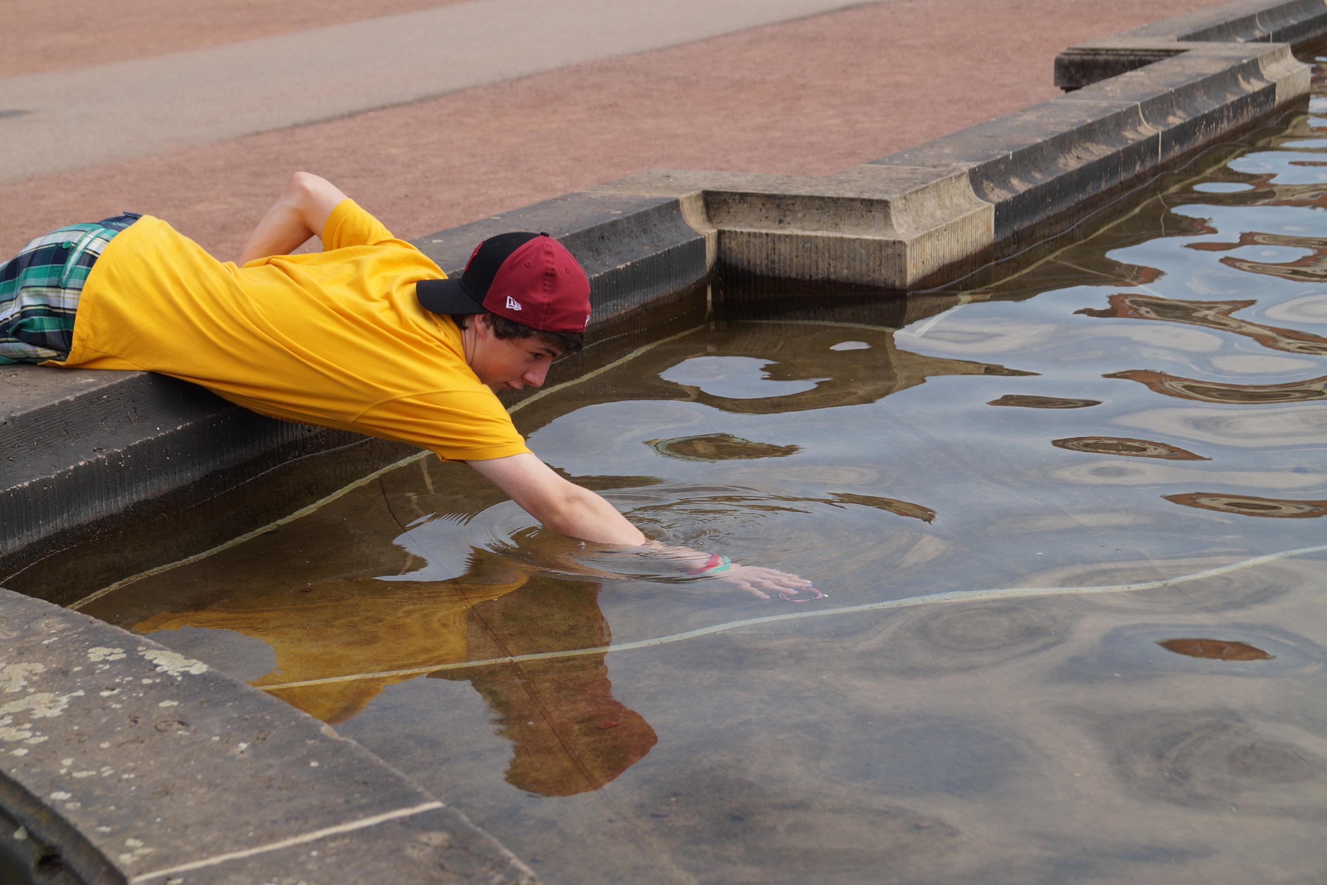 outdoors, real people, boys, water, find, 2K, fountain, high angle view, men, loss, one person, lifestyles, movement, puberty, boy, casual clothing, innocence, HD Wallpaper