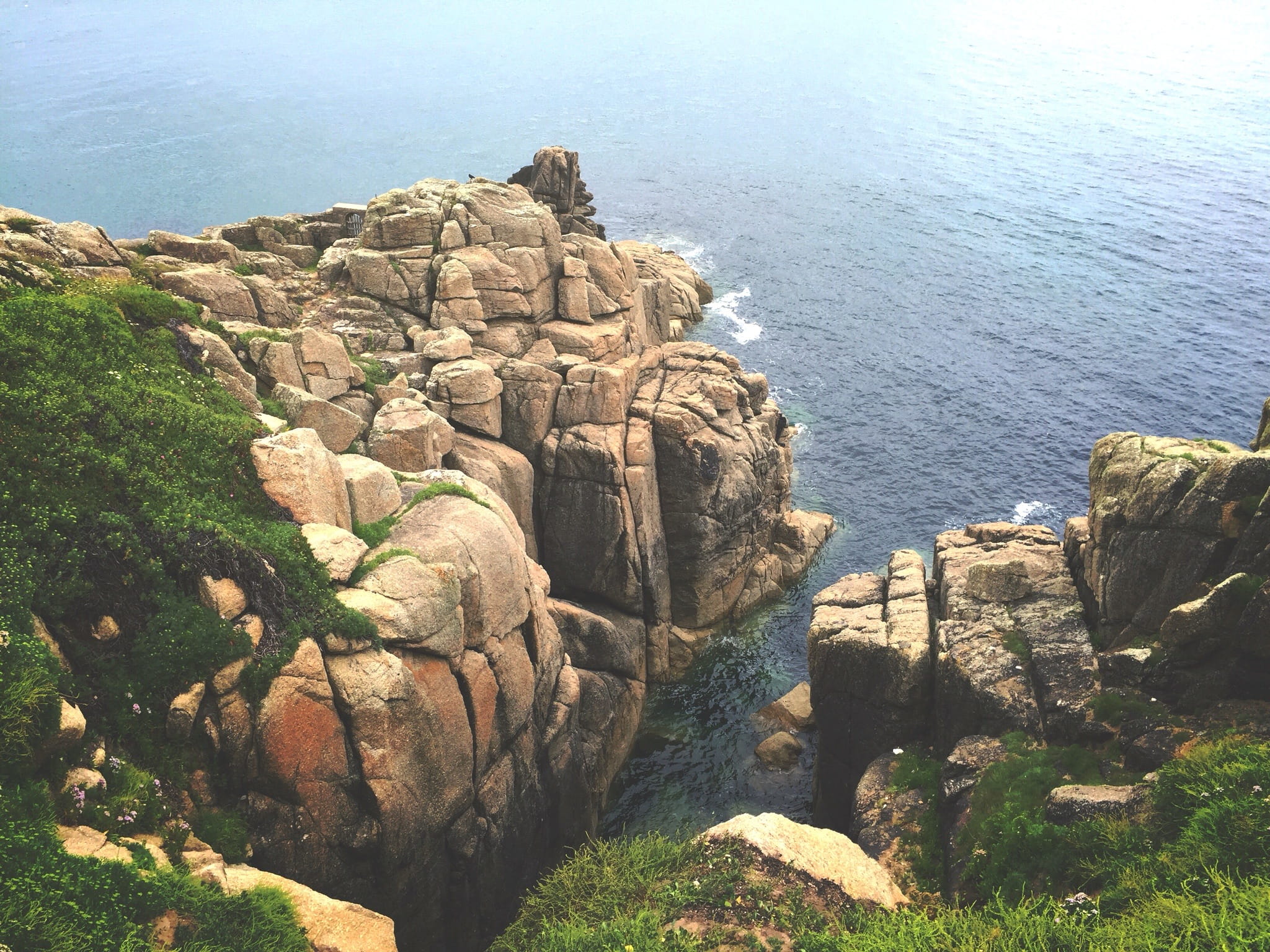 1080P, plant, scenics - nature, top of the world, rocks, nature, cliff, uk, beauty in nature, sunlight, tranquility, rocky coastline, day, minach theatre, HD Wallpaper