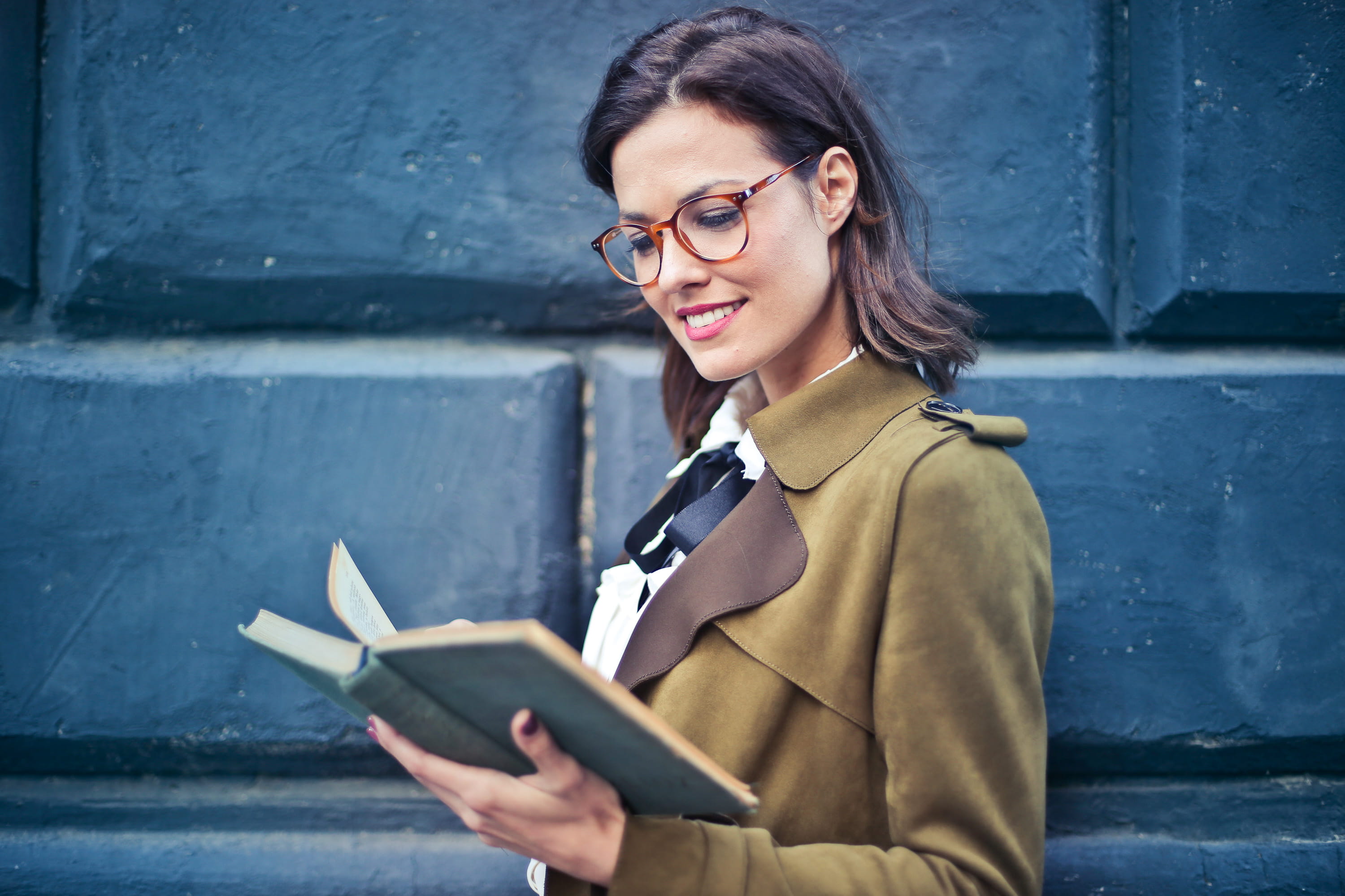 smile, Outdoors, street, read, hairstyle, red nails, caucasian, short hair, clothing, Wall, communication, education, Happy, Beautiful, suede, pea, novel, HD Wallpaper