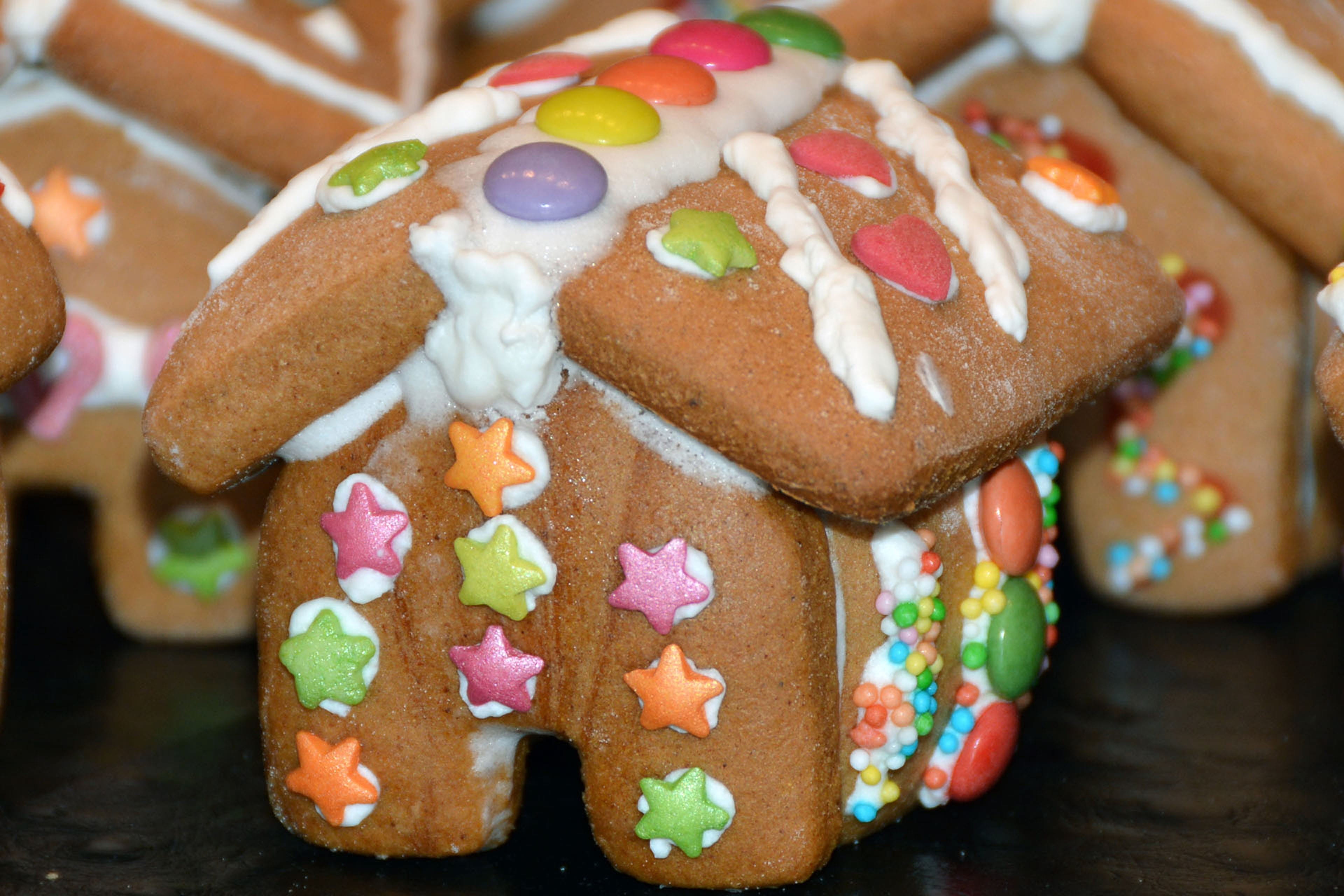 celebration, 4K, christmas decoration, holiday, gingerbread house, ready-to-eat, no people, food, indoors, multi colored, indulgence, food and drink, self-made, HD Wallpaper