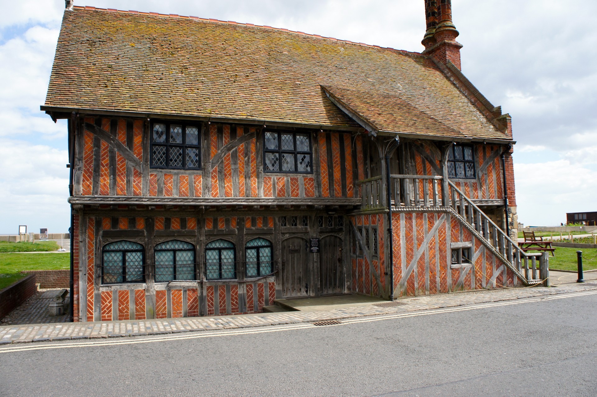 suffolk, building exterior, 1080P, building, moot hall, abandoned, history, house, architecture, street, sky, day, old, outdoors, aldeburgh, transportation, HD Wallpaper