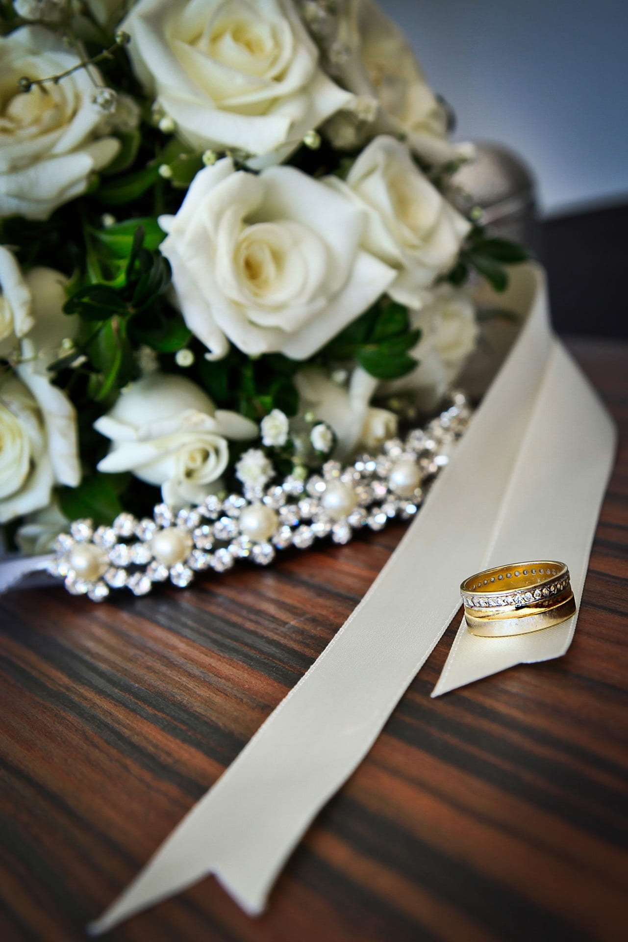 gold, plant, flower head, near, flowering plant, nature, rose - flower, wedding, no people, pearl jewelry, ring, flower arrangement, jewelry, wedding ceremony, Phone HD Wallpaper