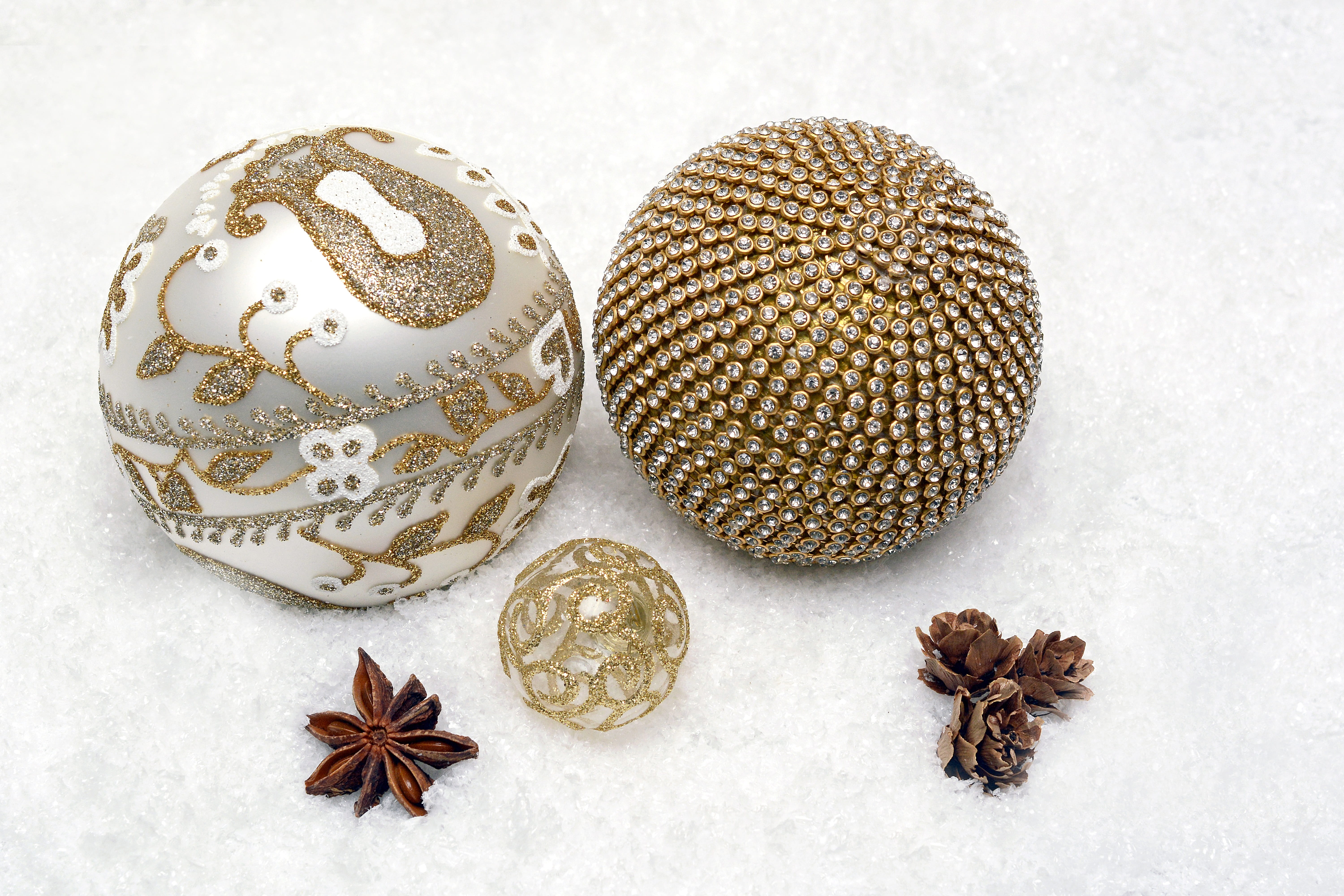clear, high angle view, shape, christmas decoration, christmas bauble, christmas decorations, holiday, sphere, food, greeting card, christmas ornament, HD Wallpaper