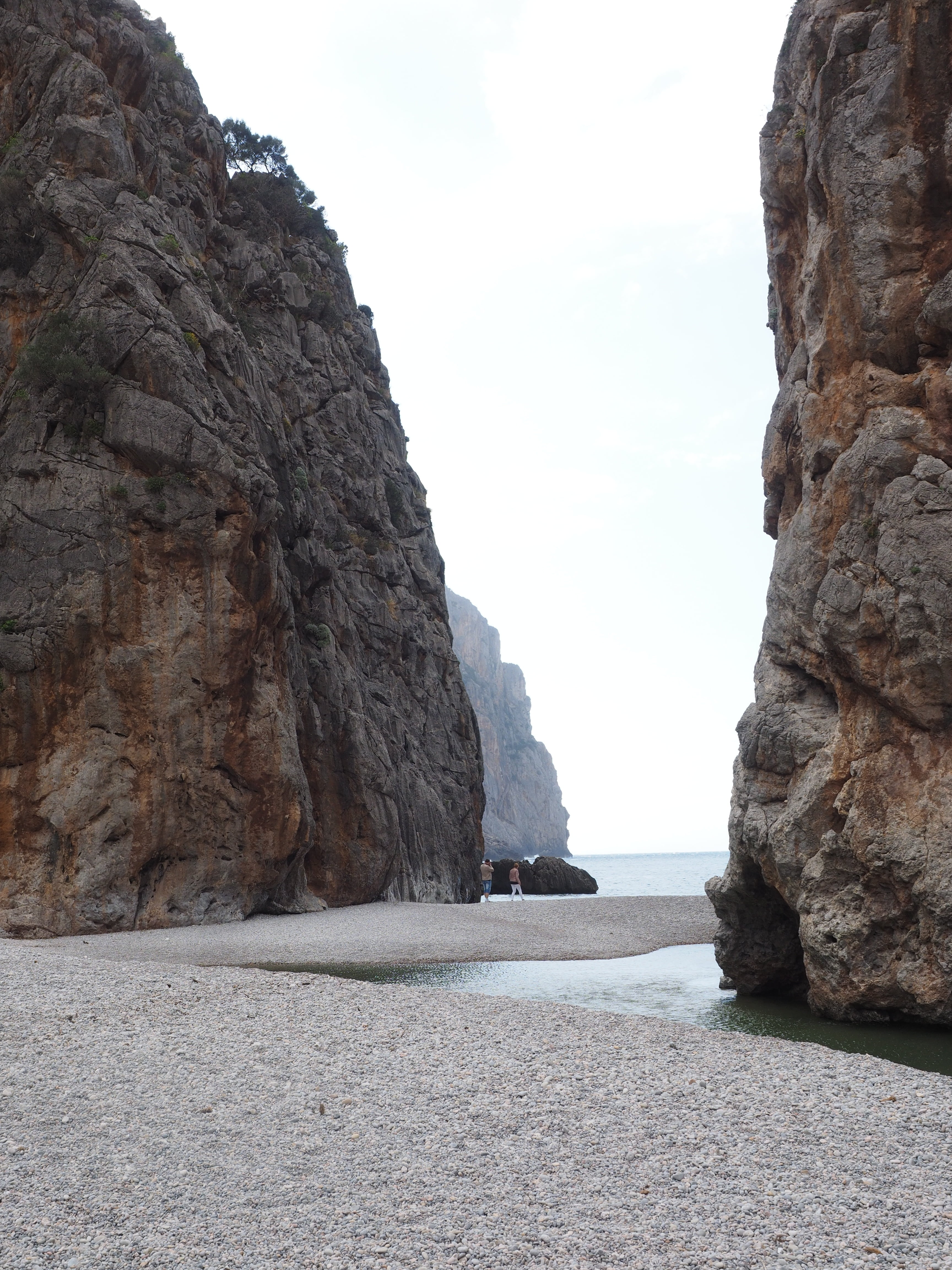 booked, mountain, rock, sa calobra, felsentor, serra de tramuntana, breakthrough, gorge, torrent pareis, beauty in nature, pebble beach, pebble, no people, Phone HD Wallpaper