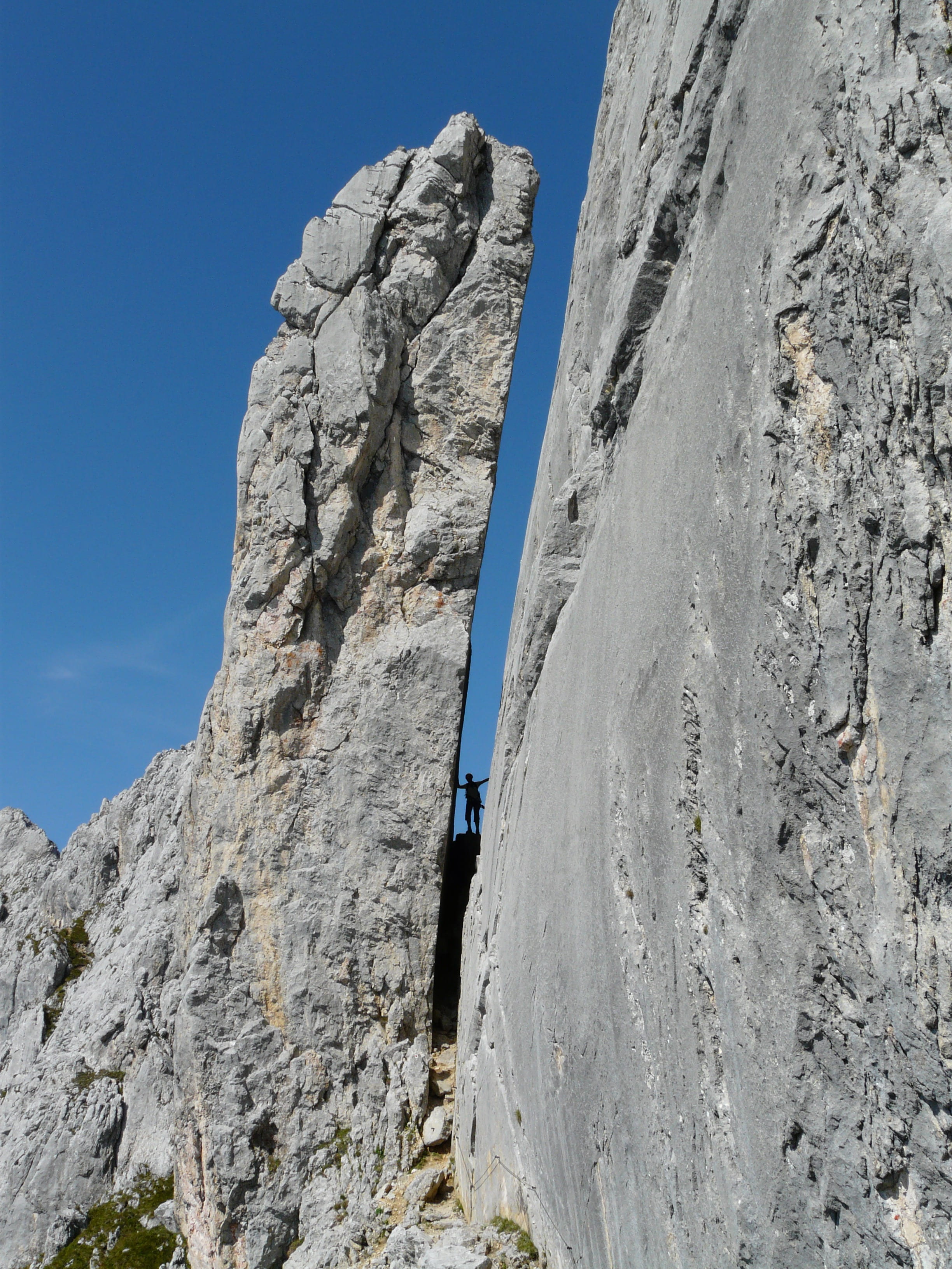 climber, pinnacle, exposed, passage, kufstein tirol, solid, northern limestone alps, low angle view, ridge, breakthrough, lifestyles, formation, imposing, Phone HD Wallpaper