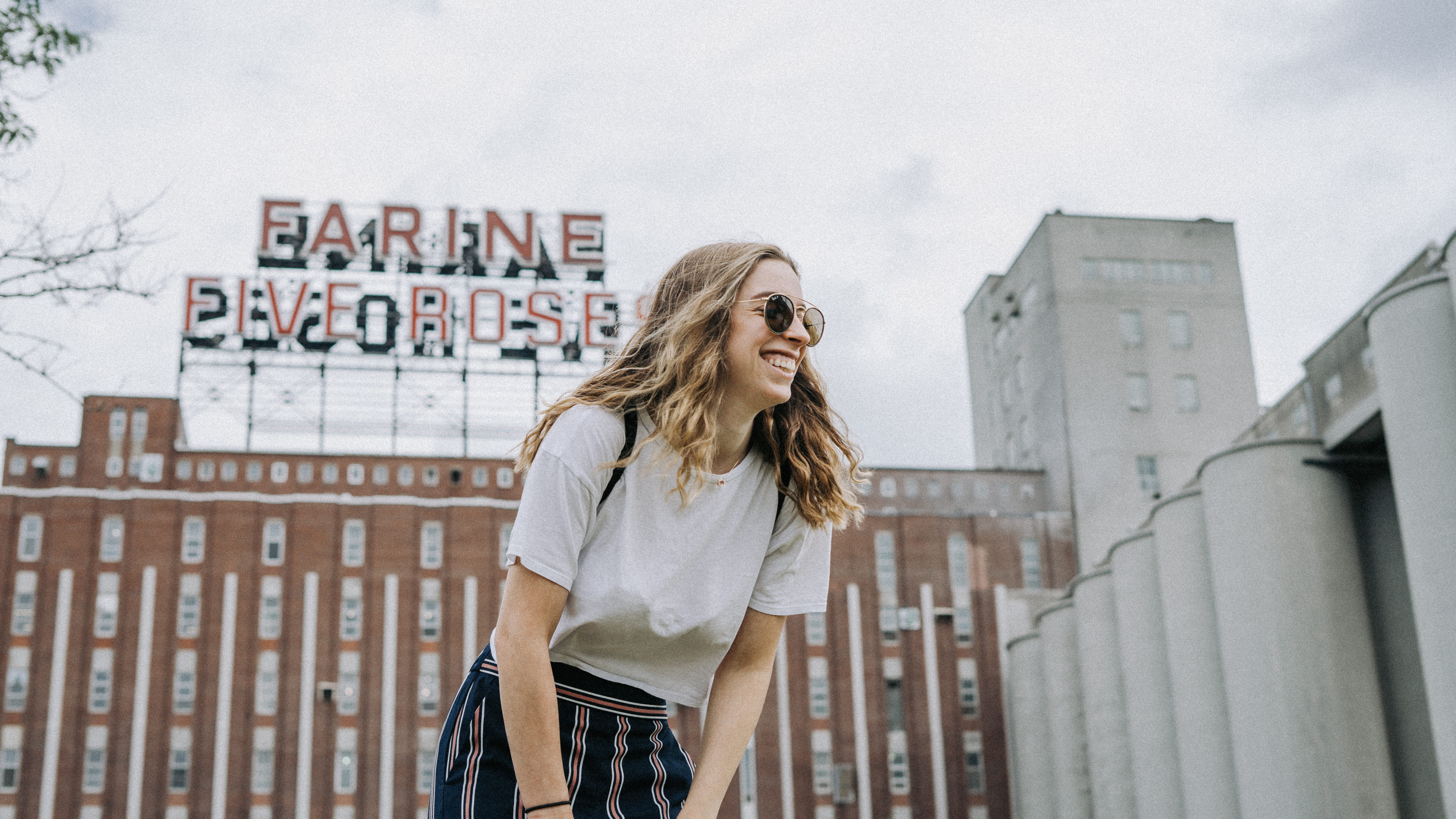 people, 5K, young Women, woman, building Exterior, building, copy Space, smile, fashion photography, person, sunny, fashion, farine five rose, blonde, HD Wallpaper