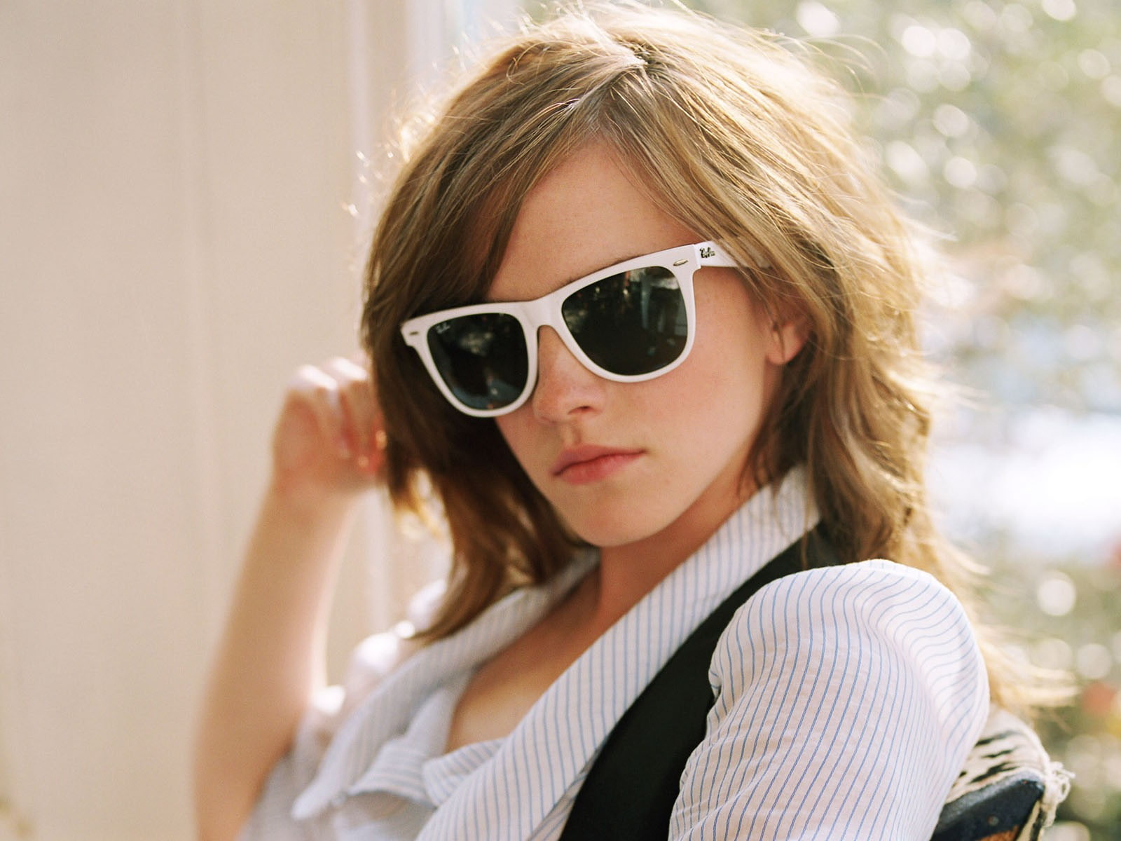 sunglasses, celebrity, blonde, 720P, one person, front view, straight hair, outdoors, focus on foreground, women with glasses, hair, young adult, glasses, HD Wallpaper