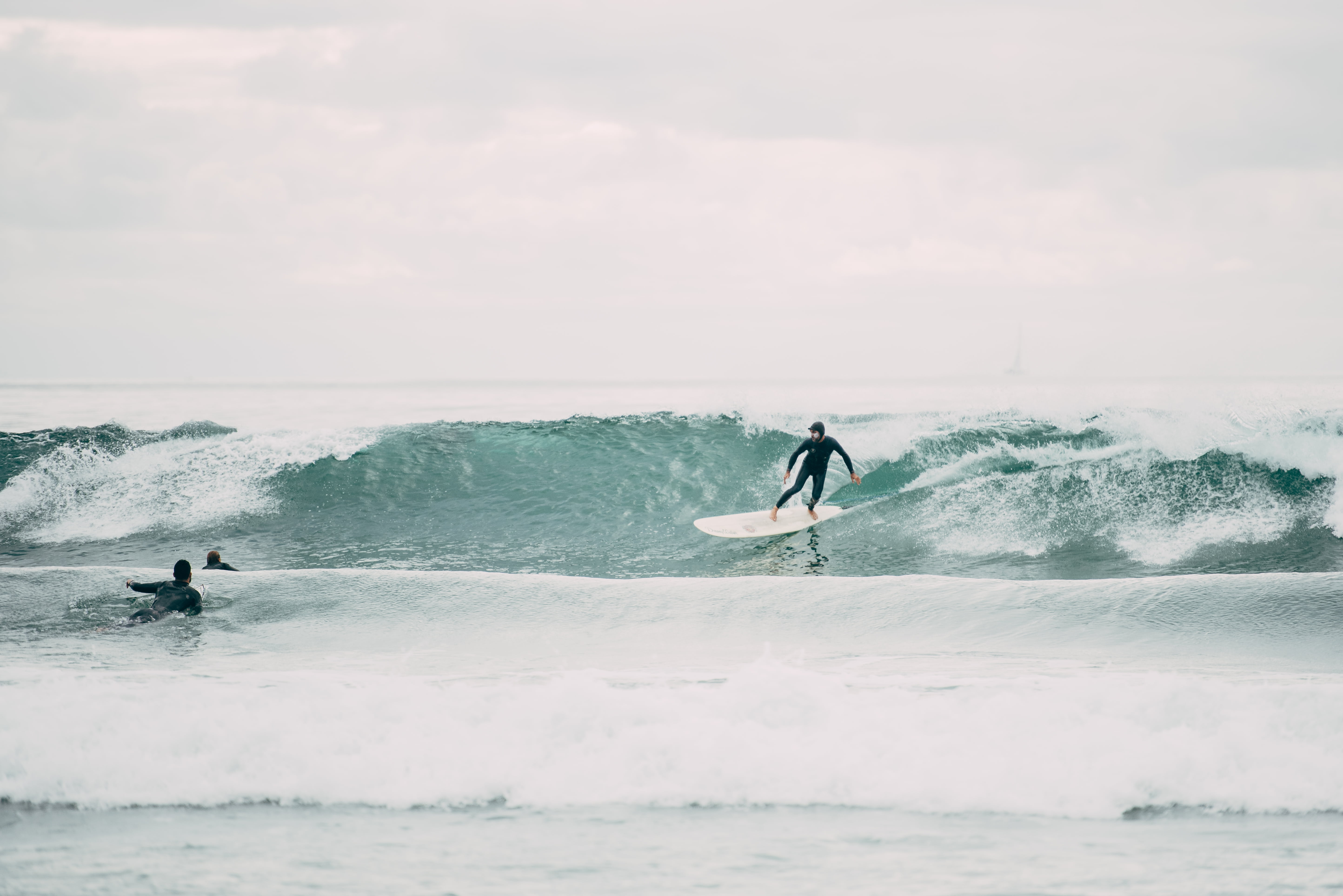 real people, athlete, skill, ocean, horizon, action, motion, horizon over water, beach, waves, men, 5K, extreme Sports, people, beauty in nature, aquatic sport, HD Wallpaper